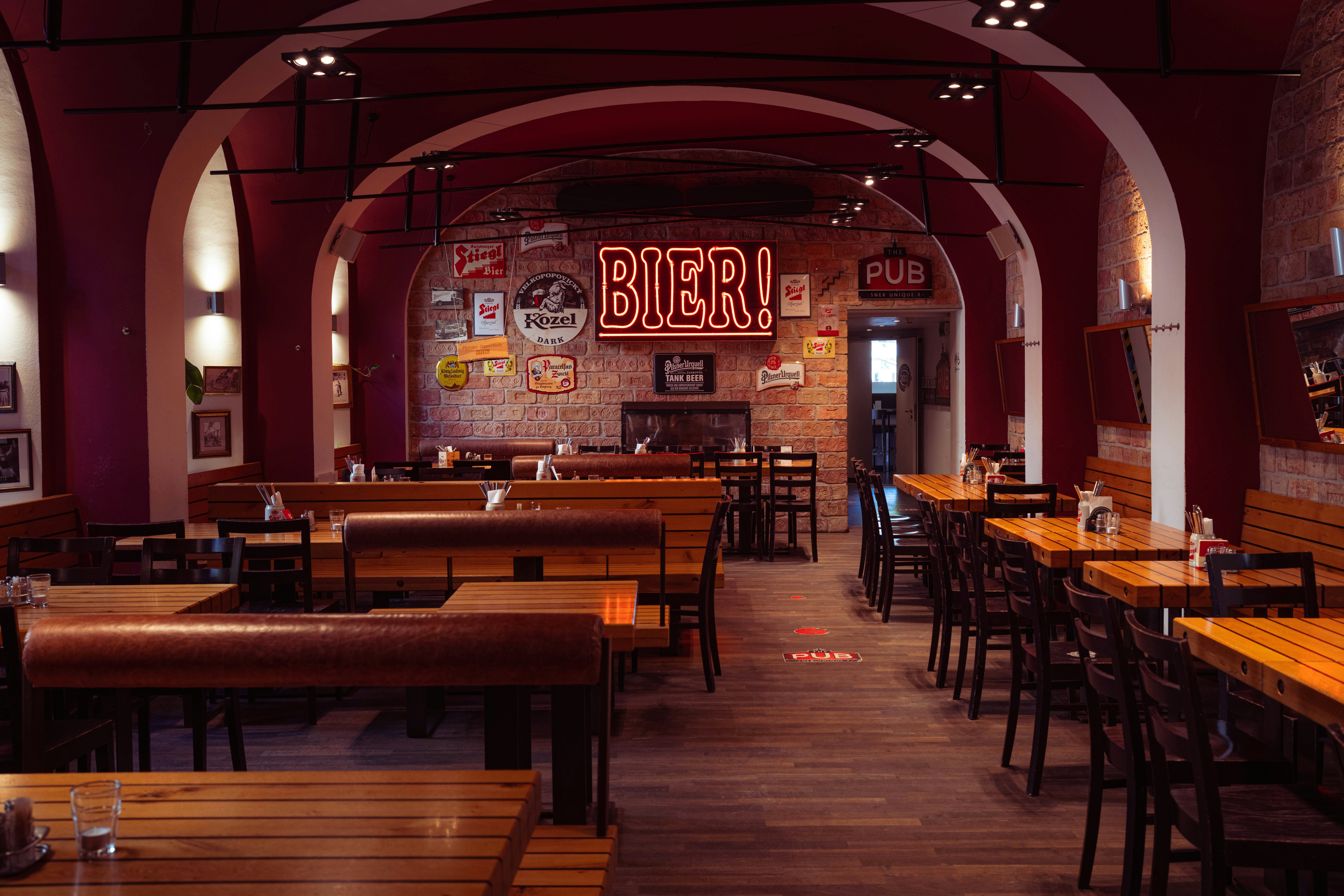 Interior pub yang nyaman dengan meja dan bangku kayu.