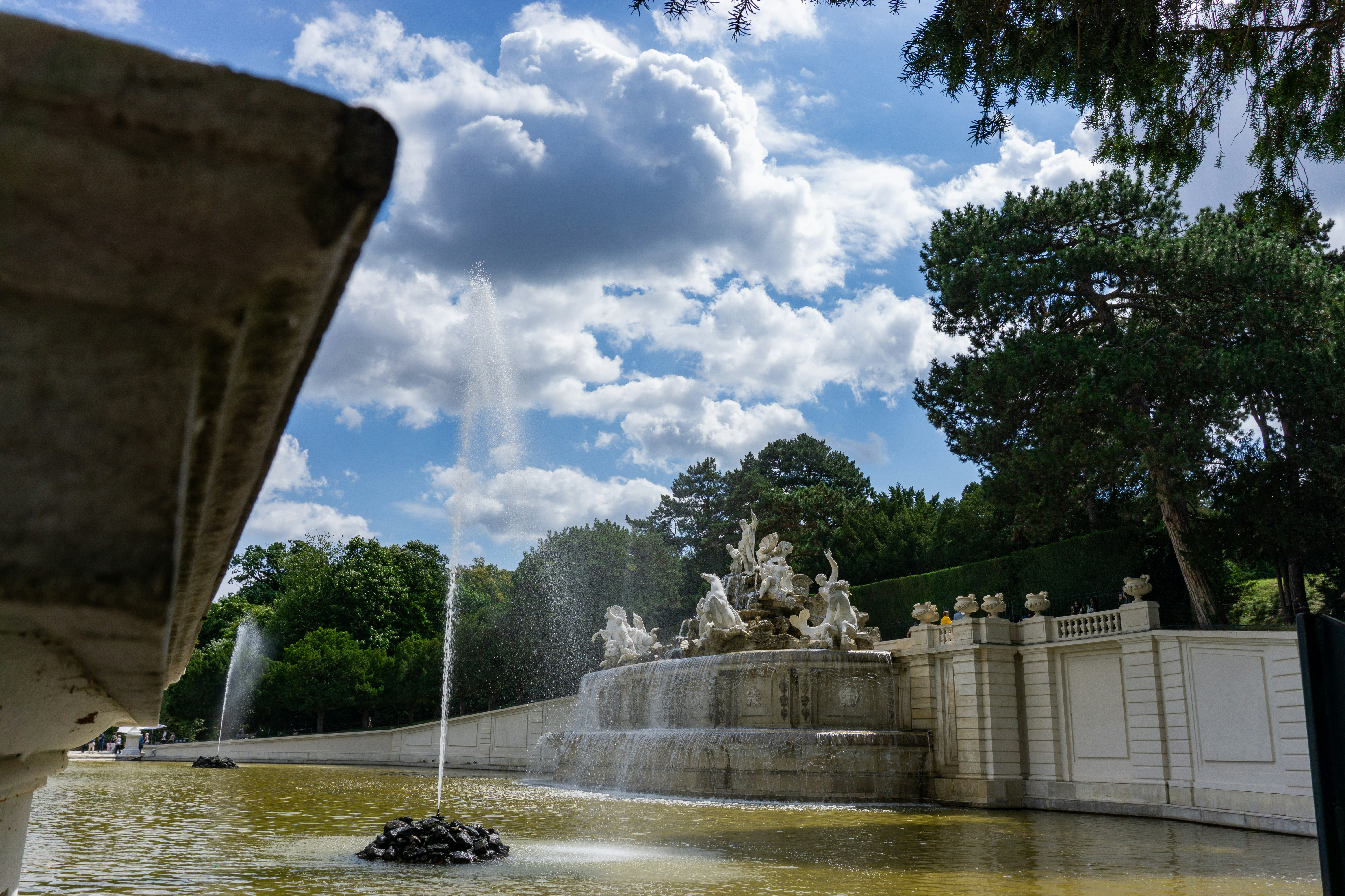 공원에 화려한 조각품이 있는 분수