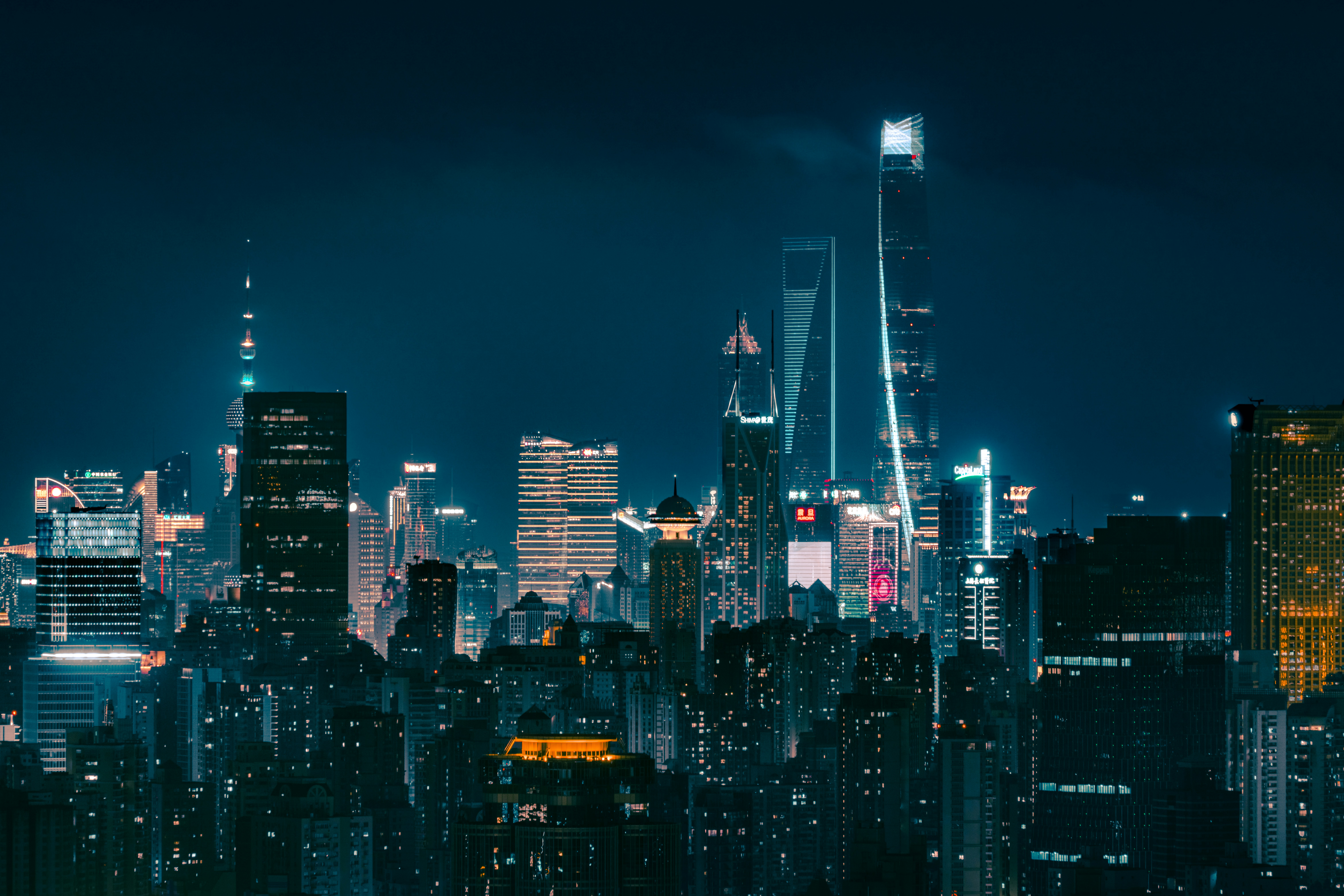 The nightscape of Shanghai, full of depth and layers