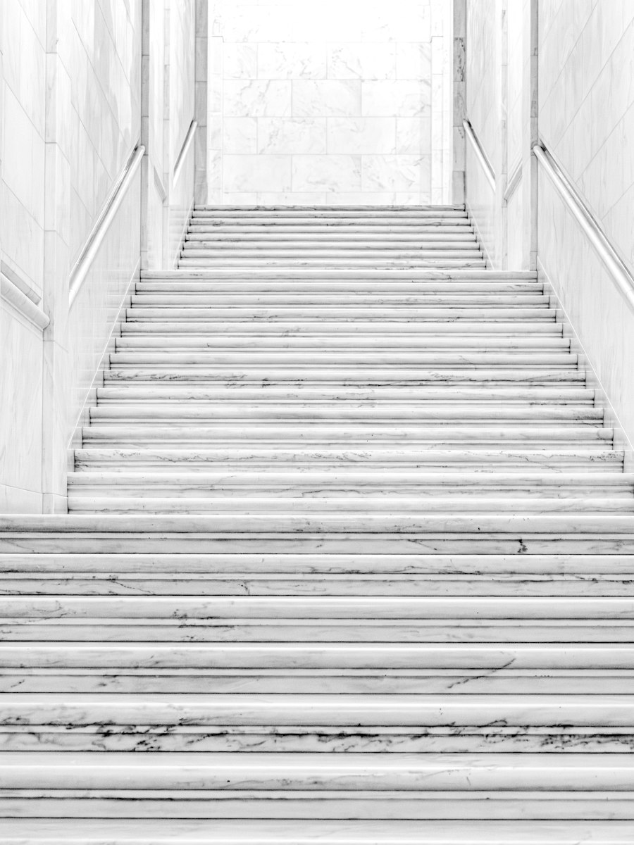 Escadaria de mármore iluminada