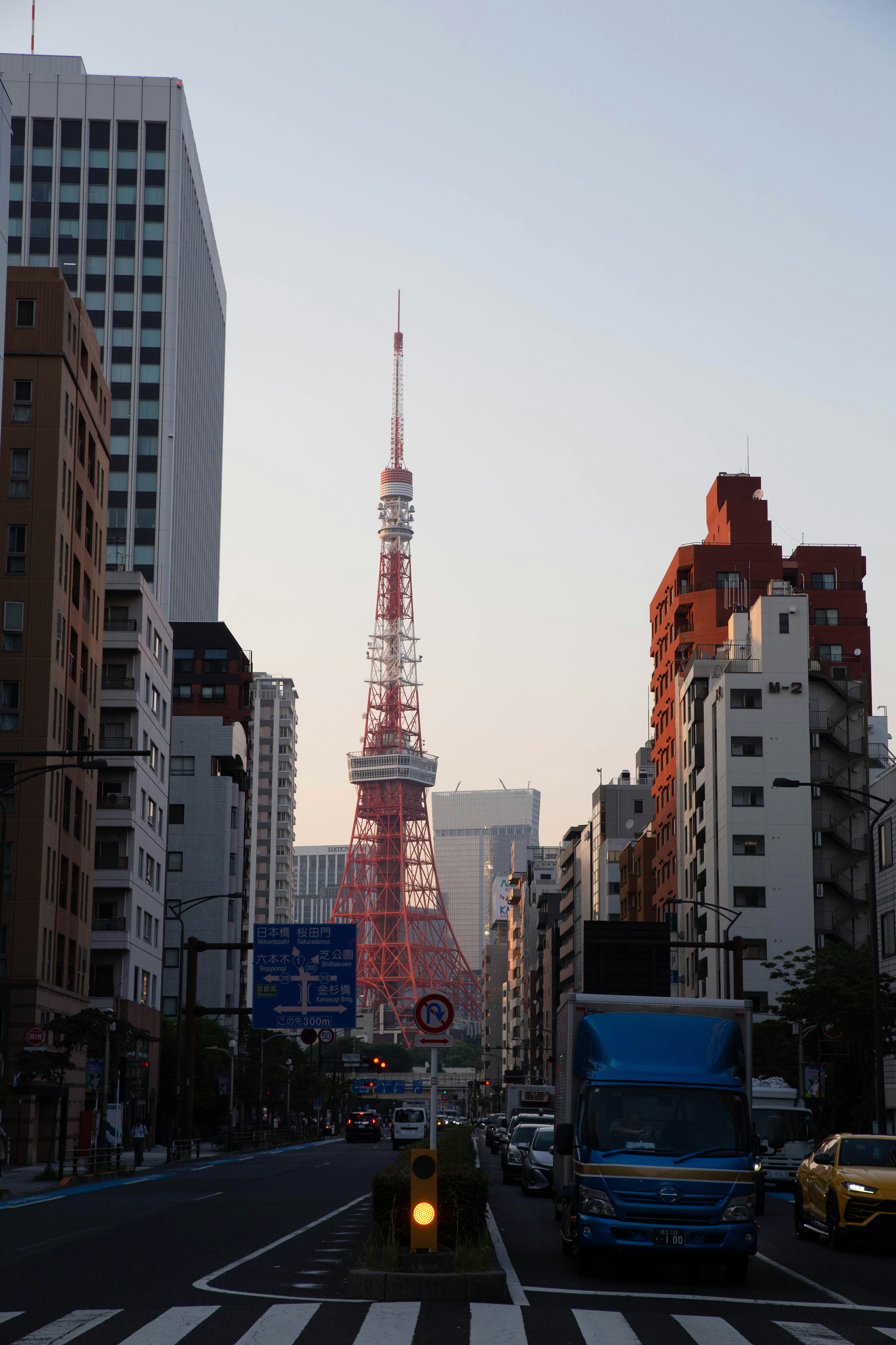 Der Tokyo Tower ragt inmitten der Gebäude und des Verkehrs der Stadt empor.