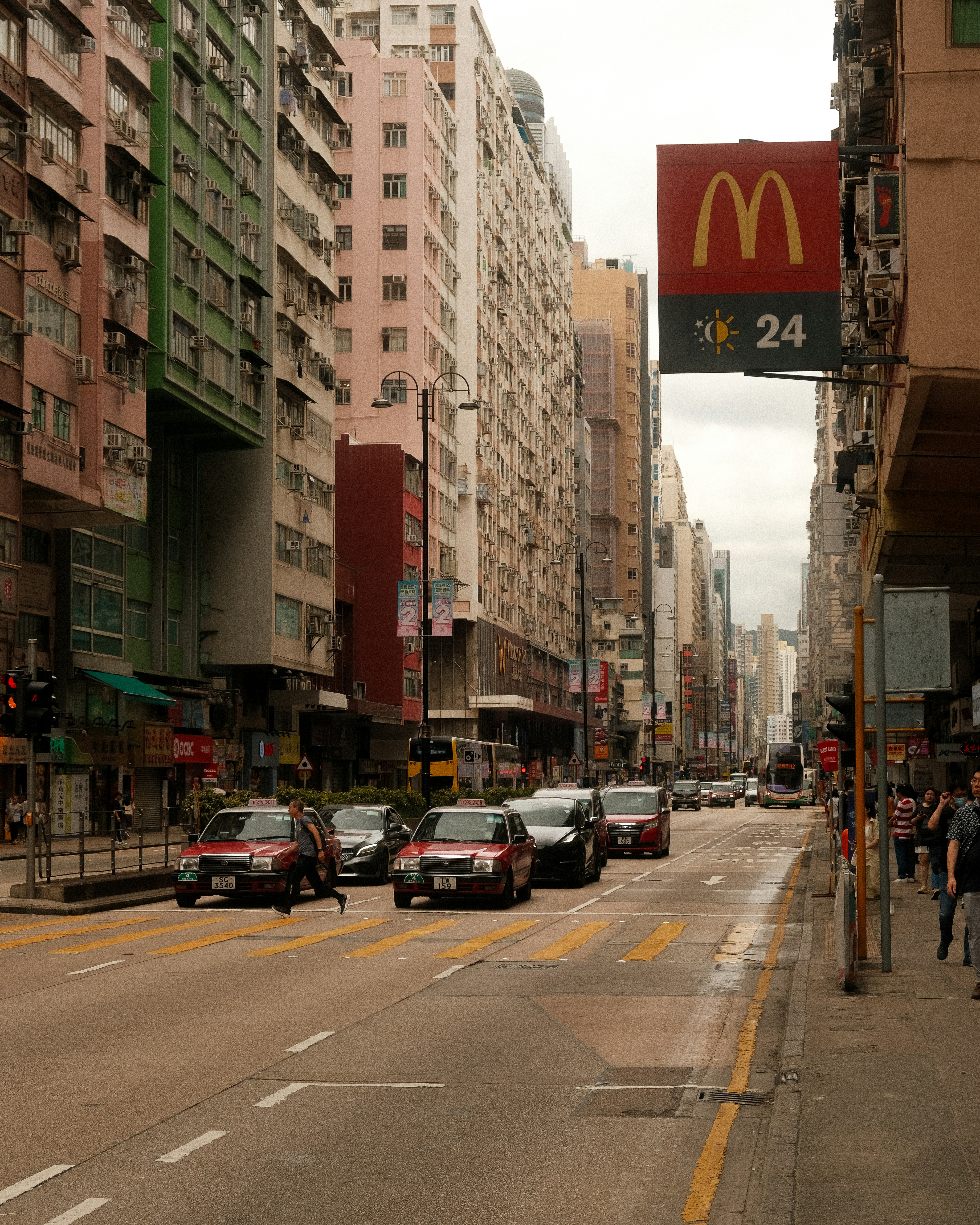 Busy city street with cars and tall buildings. photo – Free Hong kong ...