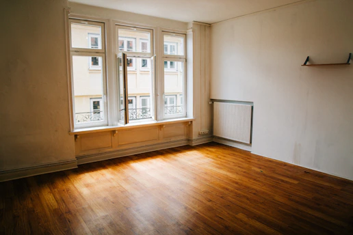 Habitación vacía de una vivienda con piso de madera: la casa que varios hermanos heredan en condominio y deben decidir si dividir o vender