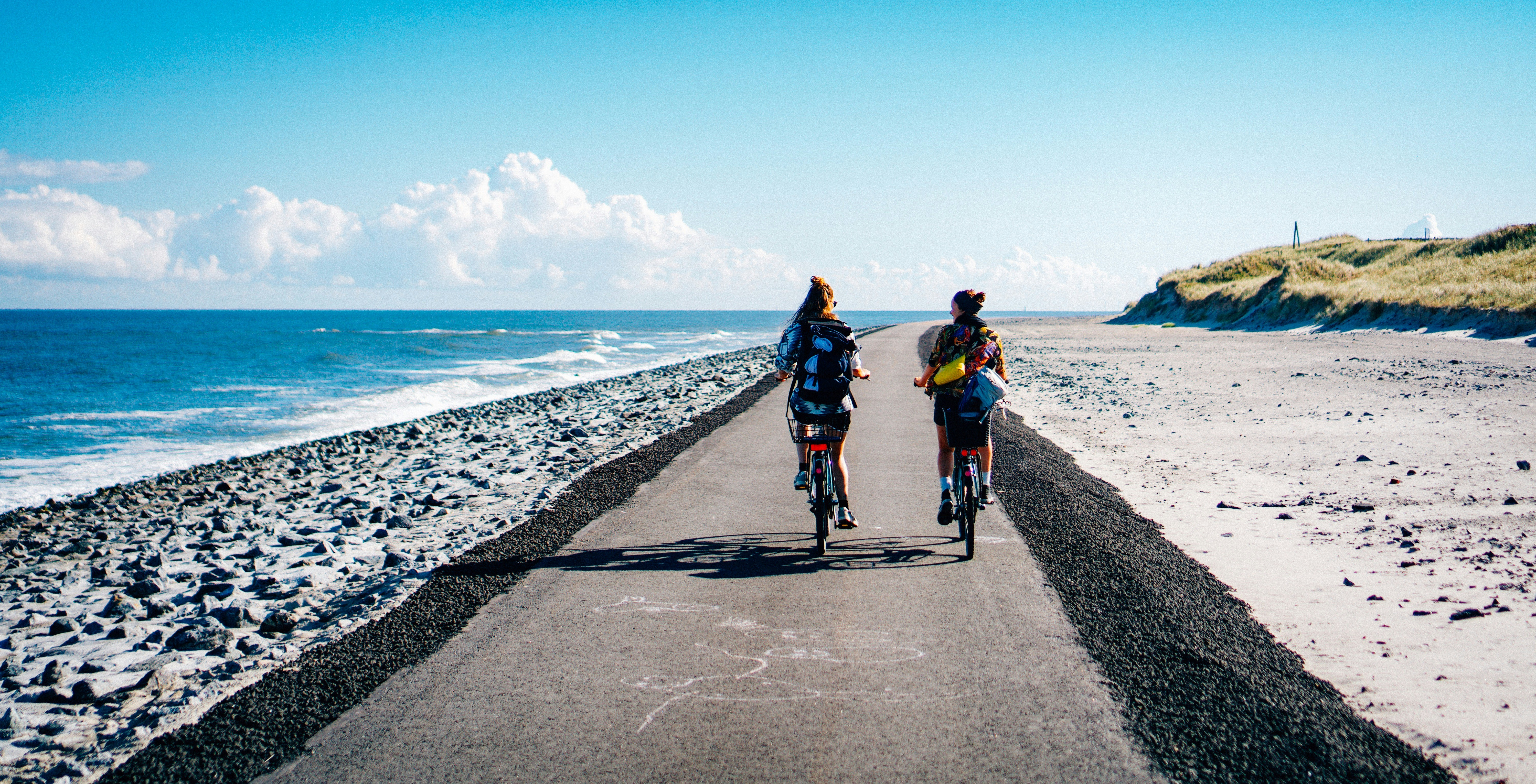 海沿いの道を走るサイクリング