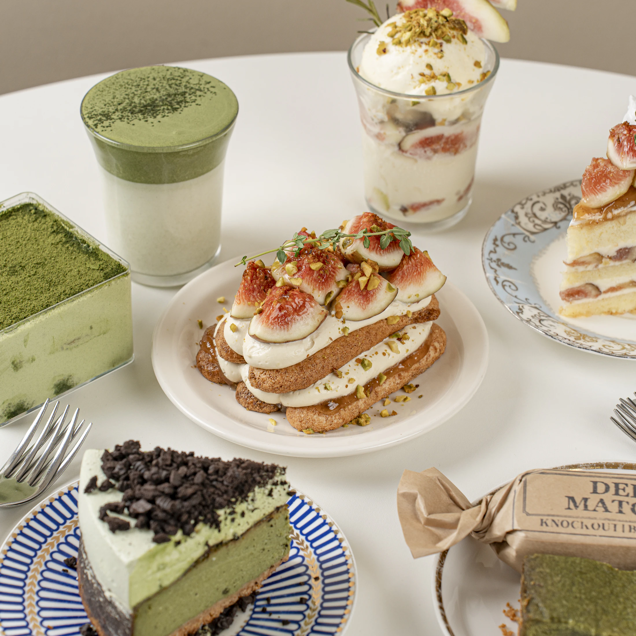 Auswahl aus Matcha-Getränken, Kuchen und Dessert