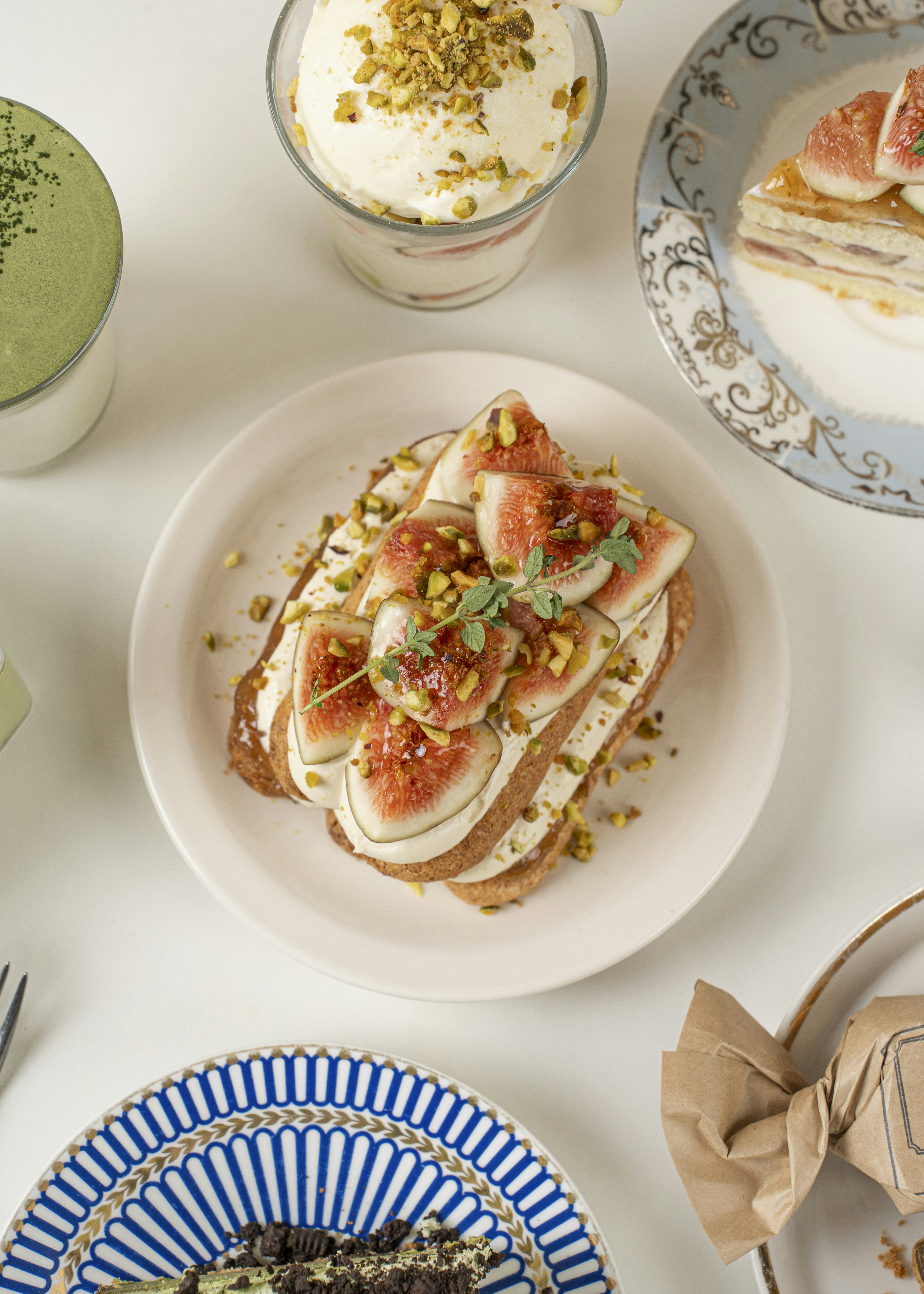 Pão torrado com cream cheese, figos e pistache.