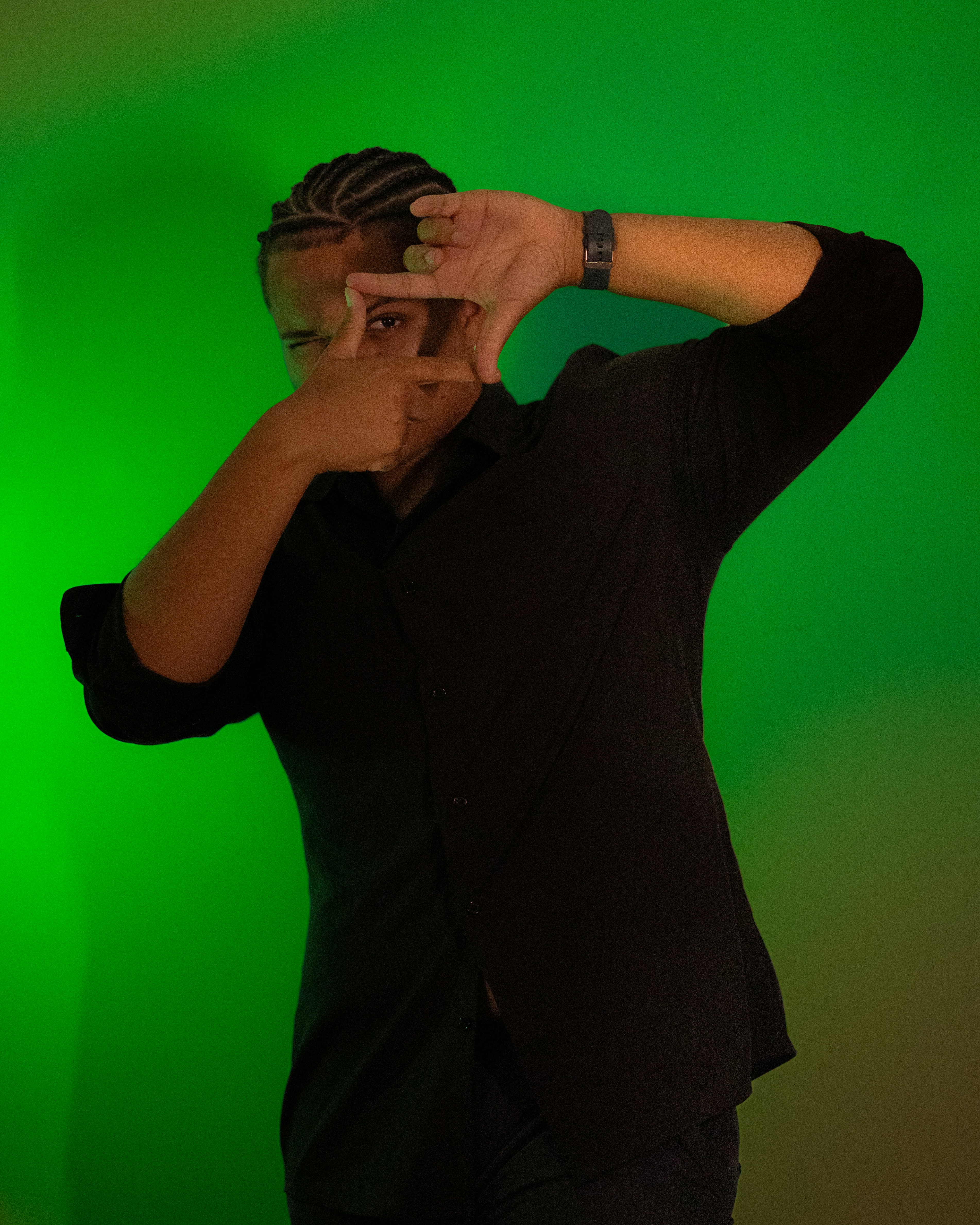 Mann umrahmt sein Gesicht mit Händen auf grünem Hintergrund