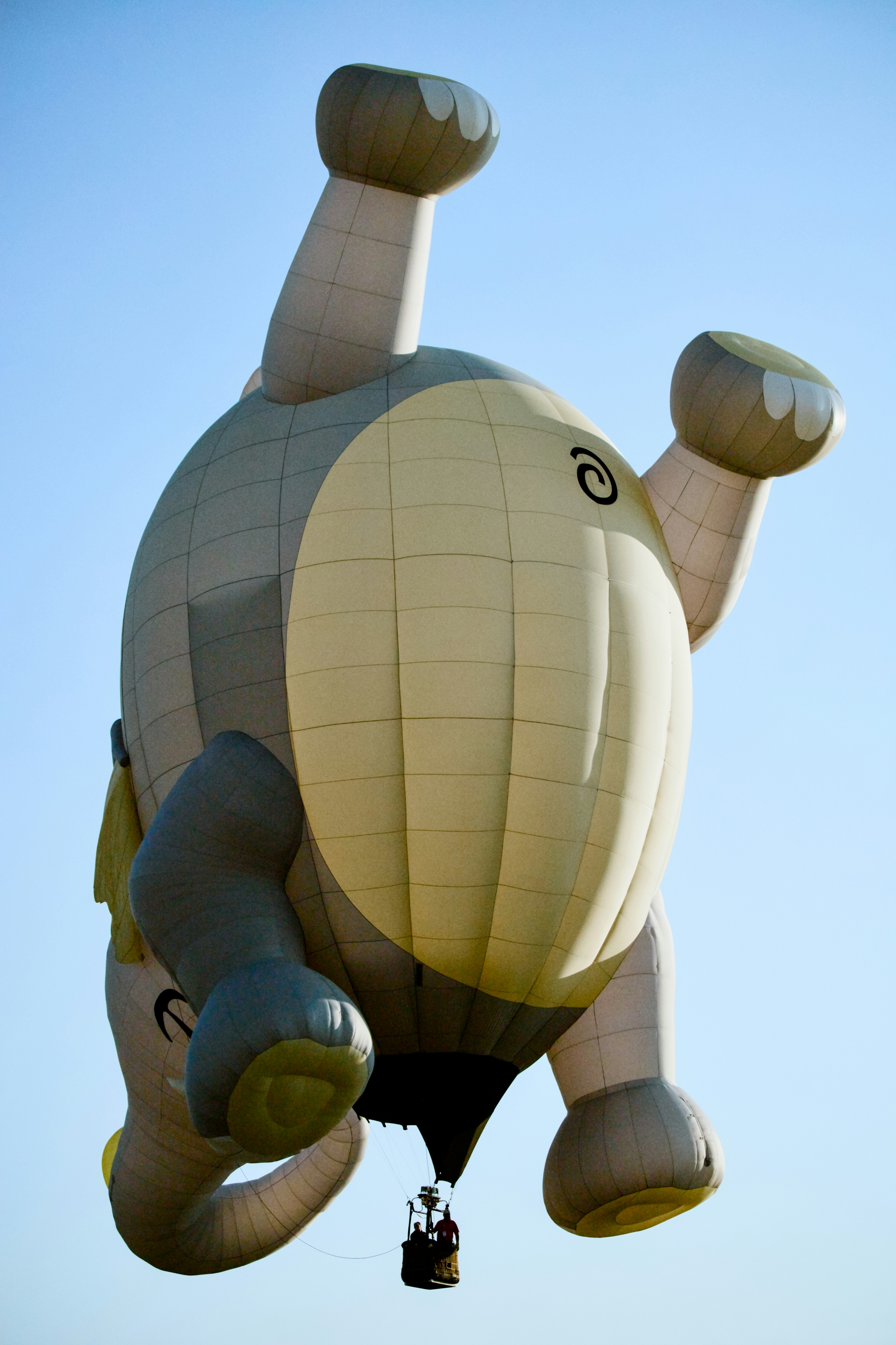 Un caprichoso globo aerostático con forma de elefante asciende.