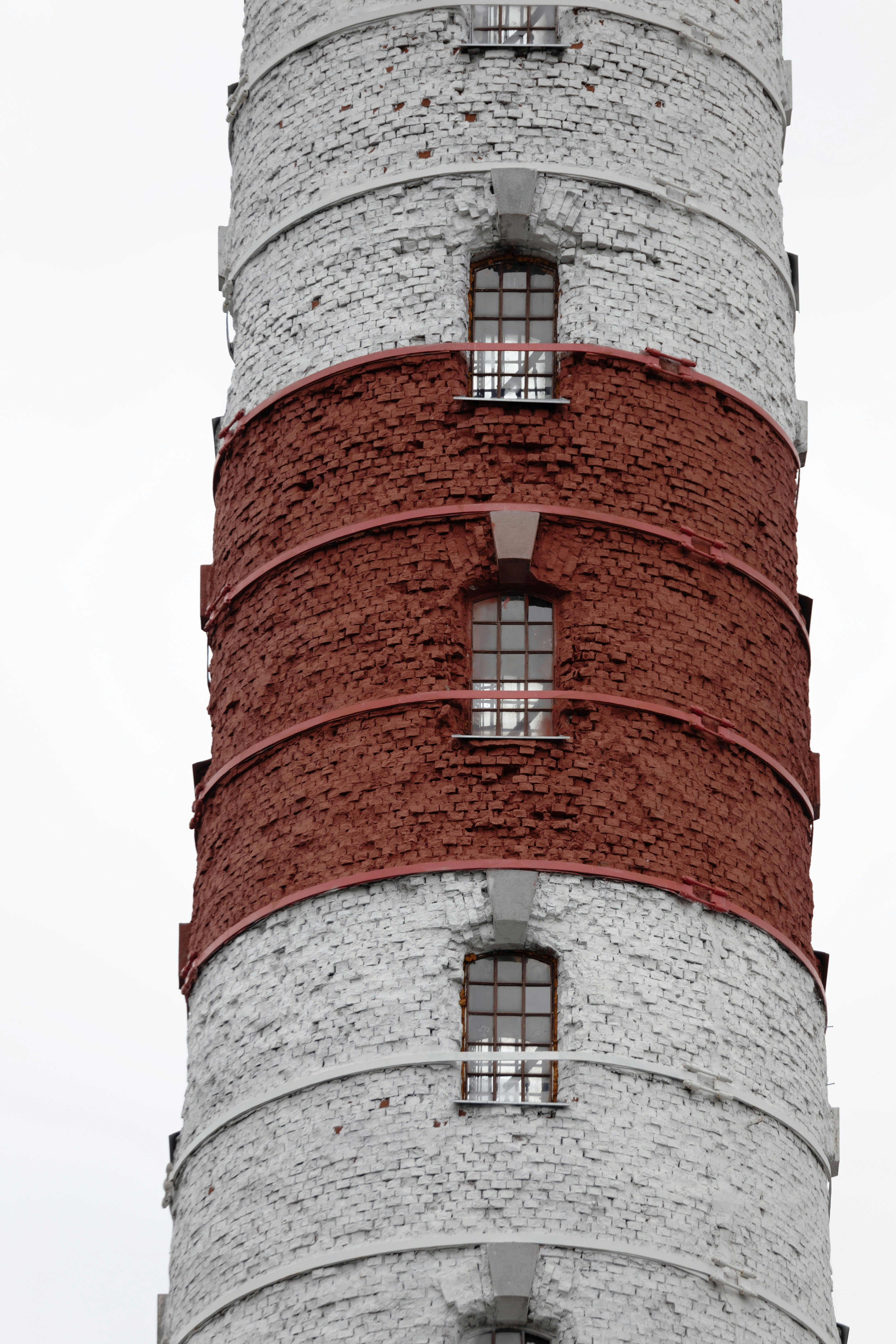 Primer plano de un faro con banda roja - Foto gratuita en Unsplash