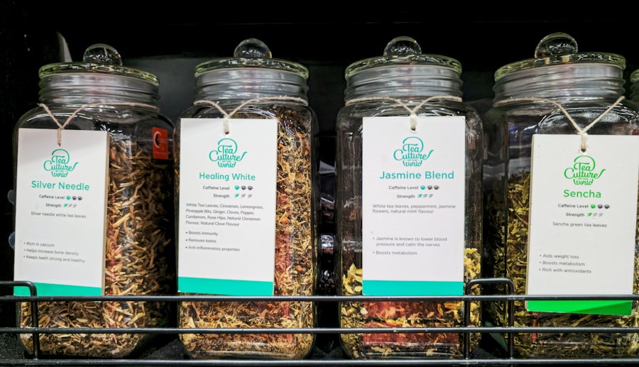玻璃罐裝的乾燥中藥材與香料，展示原料樣貌