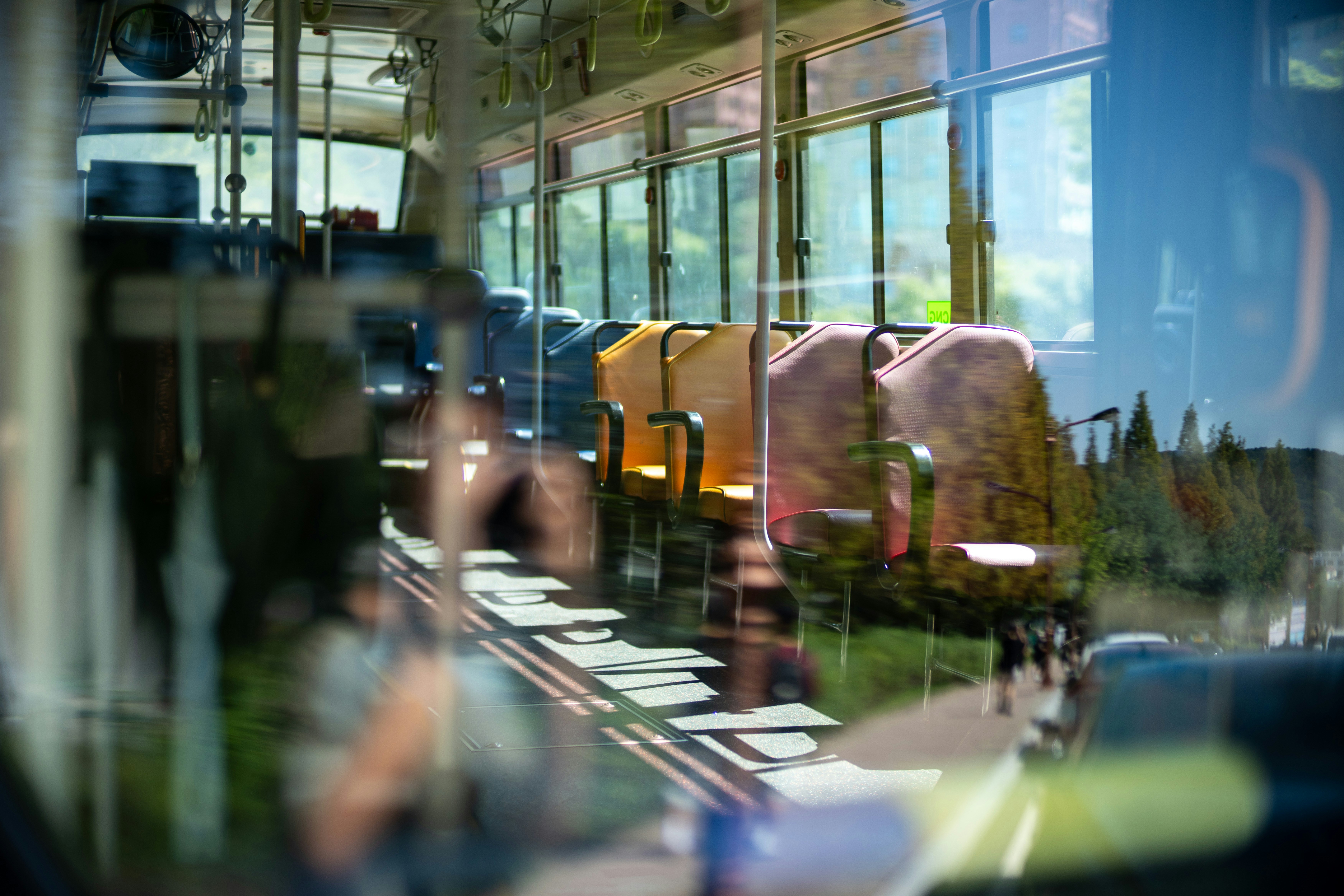 महाराजा एक्सप्रेस का शानदार बाहरी दृश्य, गहरे लाल और सुनहरे रंगों में सजा हुआ, पटरियों पर खड़ा। एक तरफ कुछ लोग ट्रेन को निहारते हुए दिख रहे हैं।