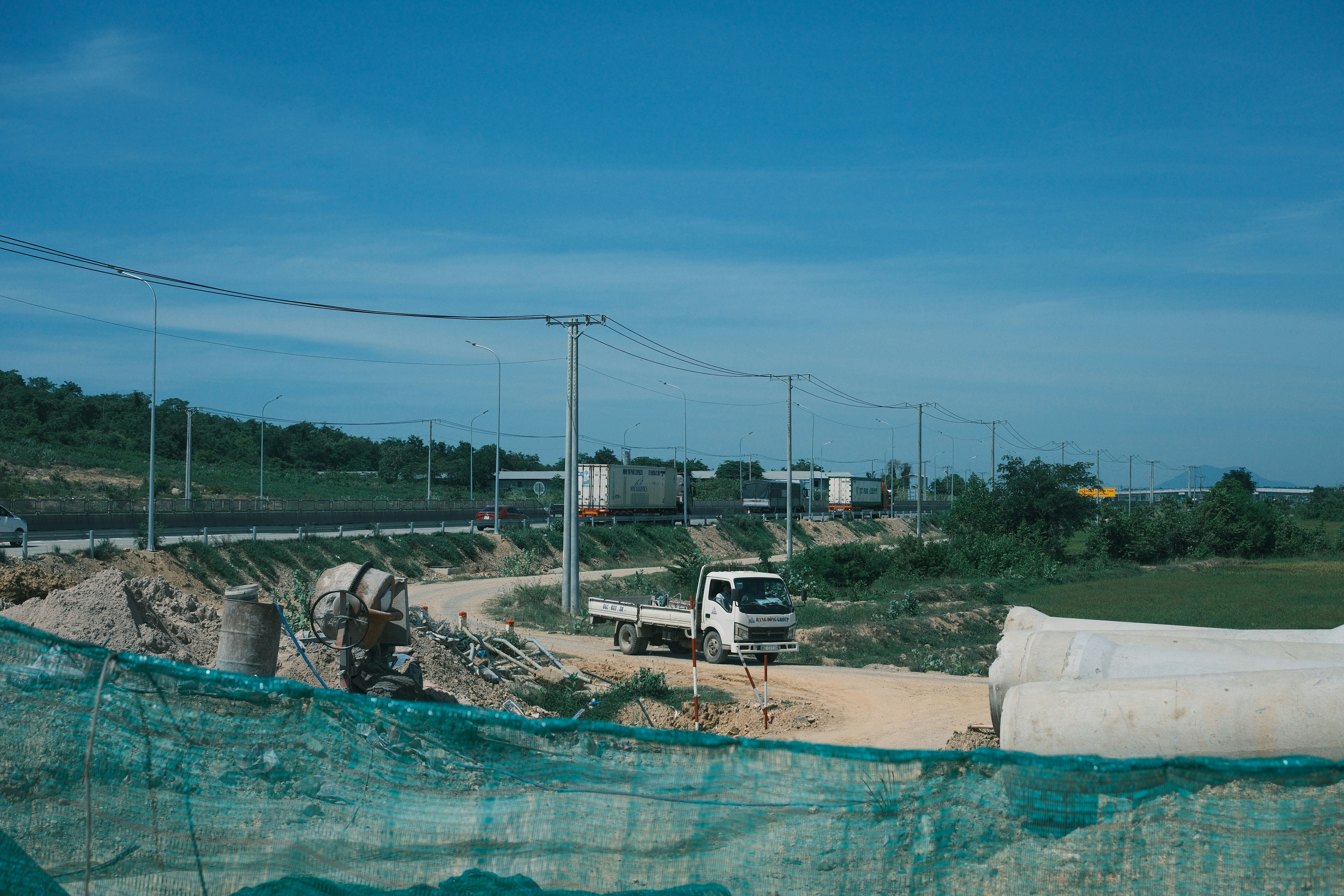 Sitio de construcción con vehículo