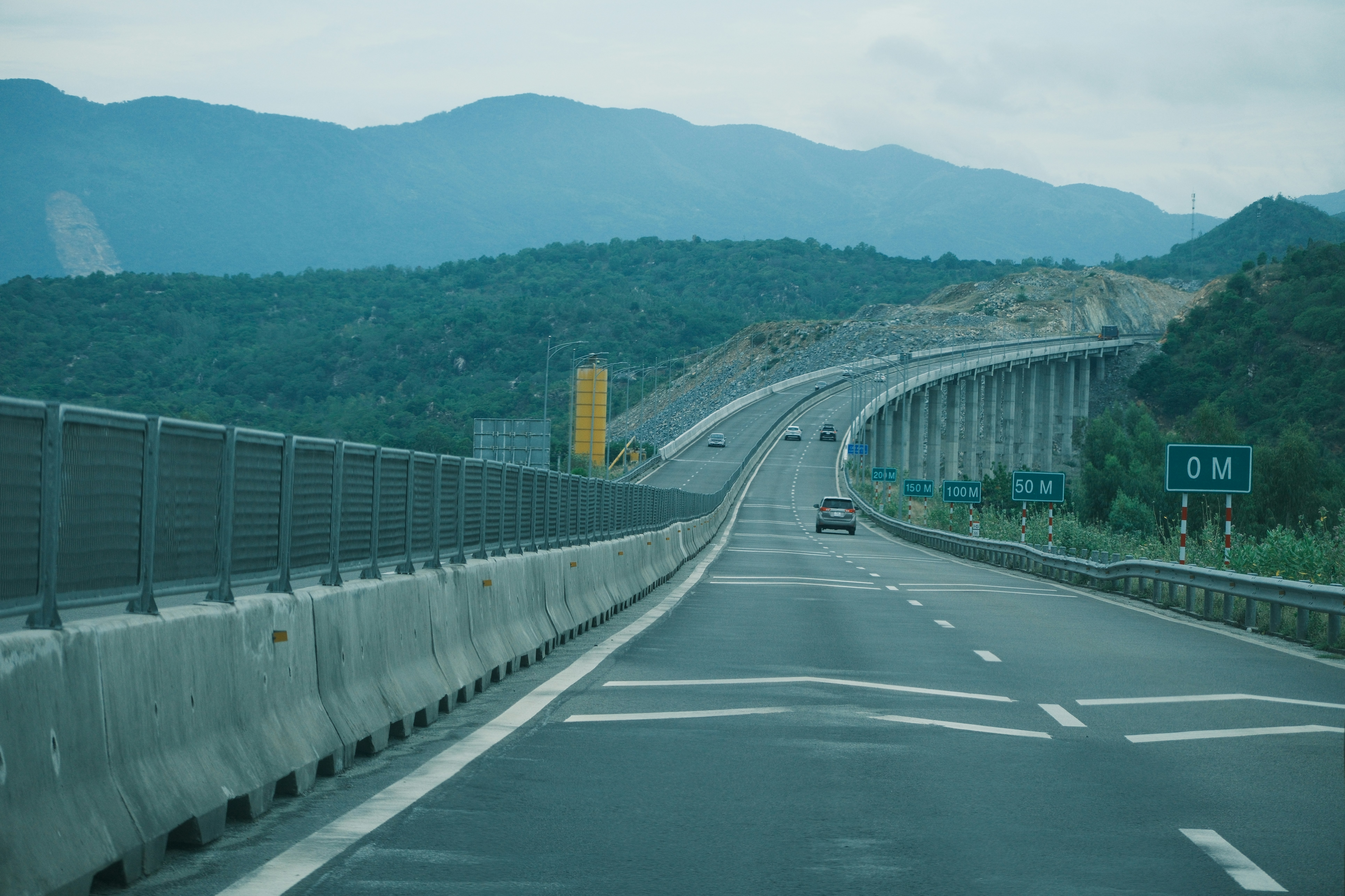 Kinh Nghiệm Lái Xe Trên Cao Tốc An Toàn, Đúng Luật Cho Tài Xế Mới 2025