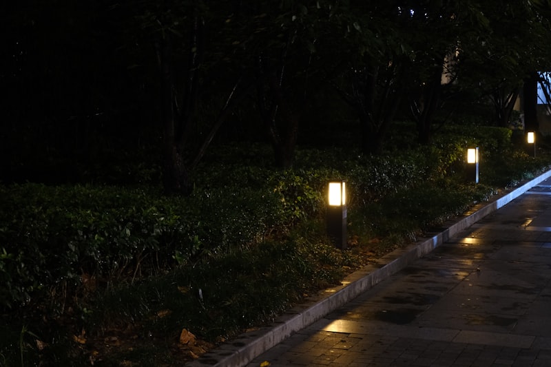 Beleuchteter Gartenweg bei Nacht nach Regen