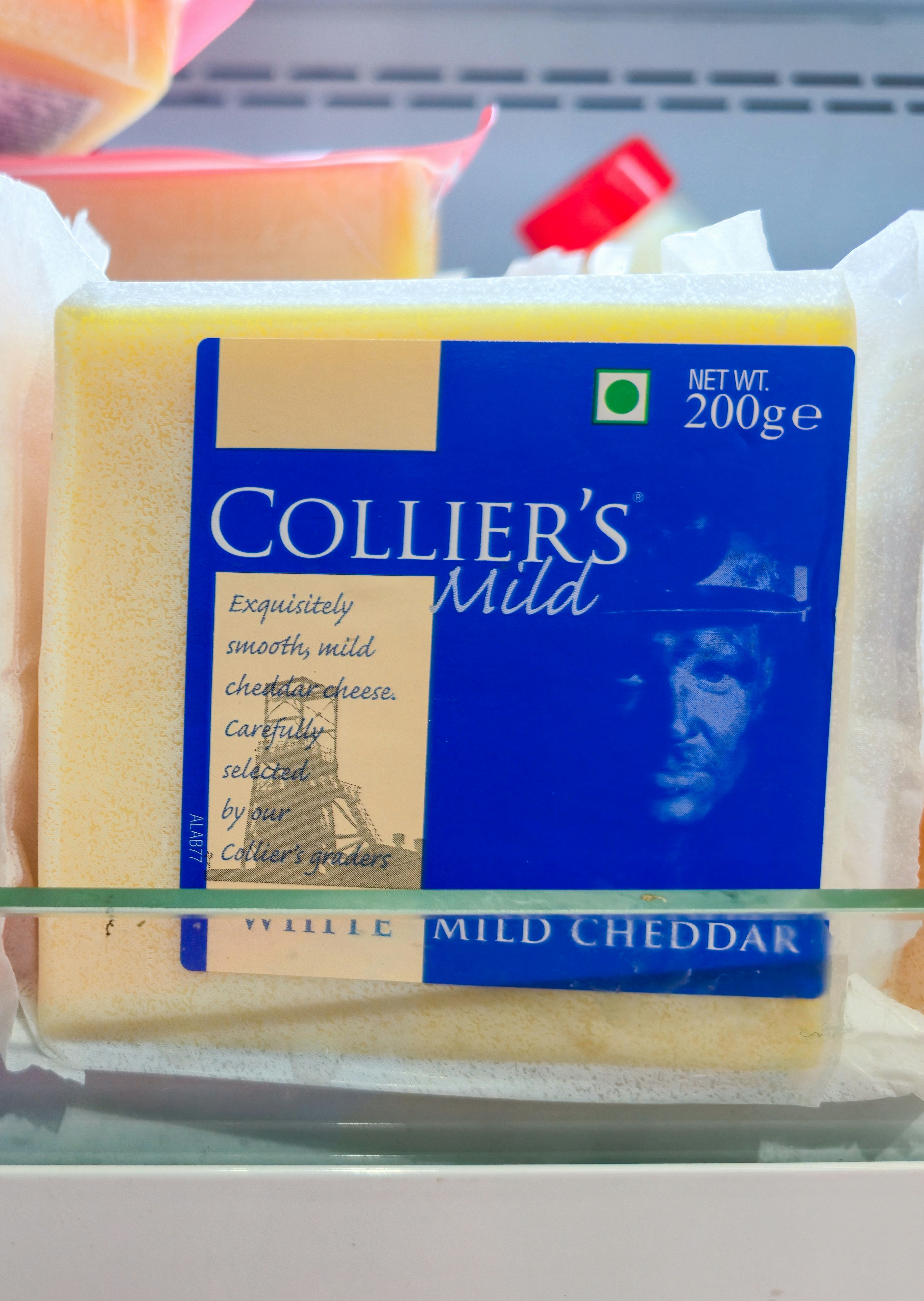 Ein Stück milder Cheddar-Käse von Collier.