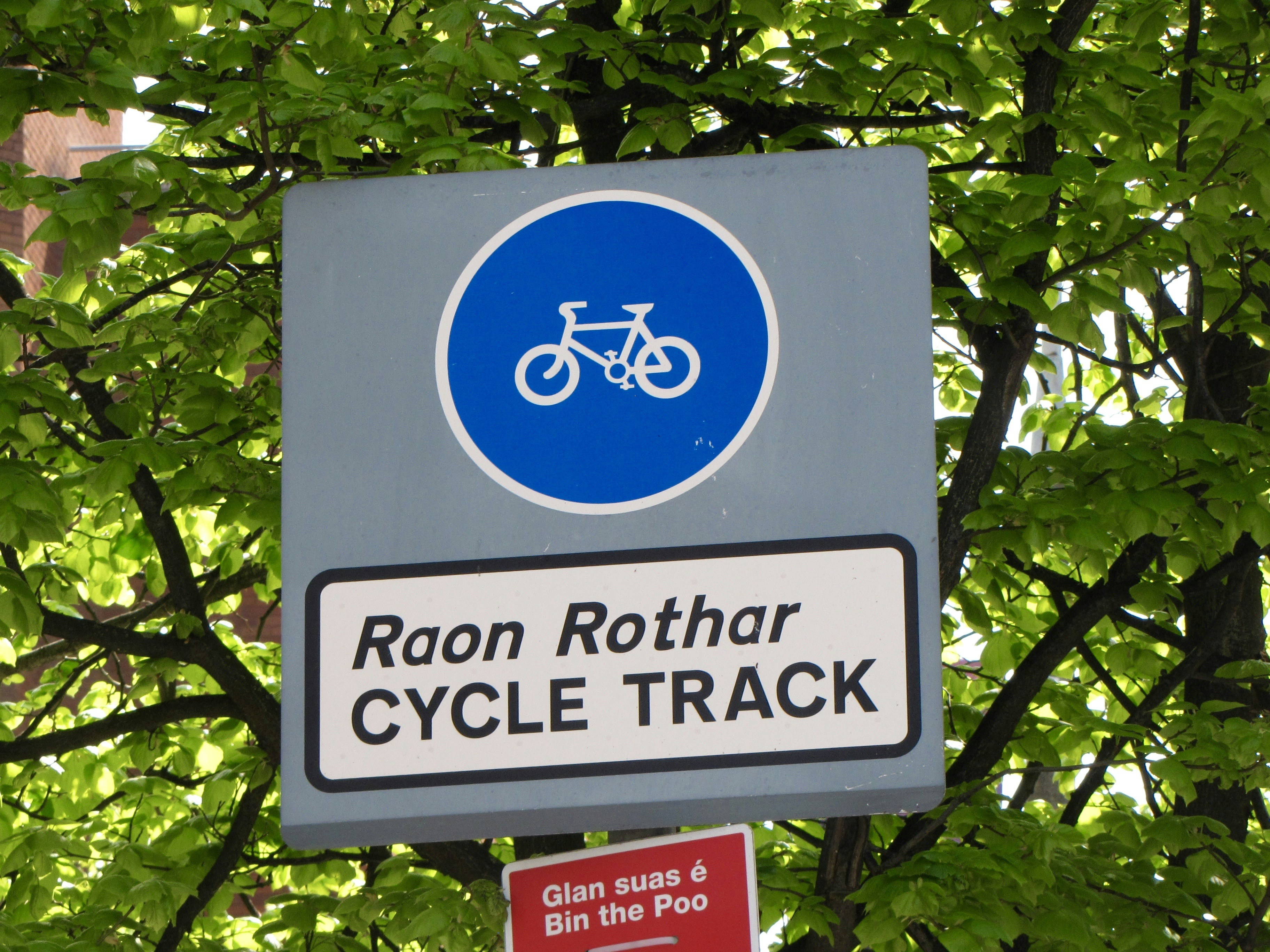 ป้ายเส้นทางจักรยานพร้อมข้อความภาษาไอริชและอังกฤษ