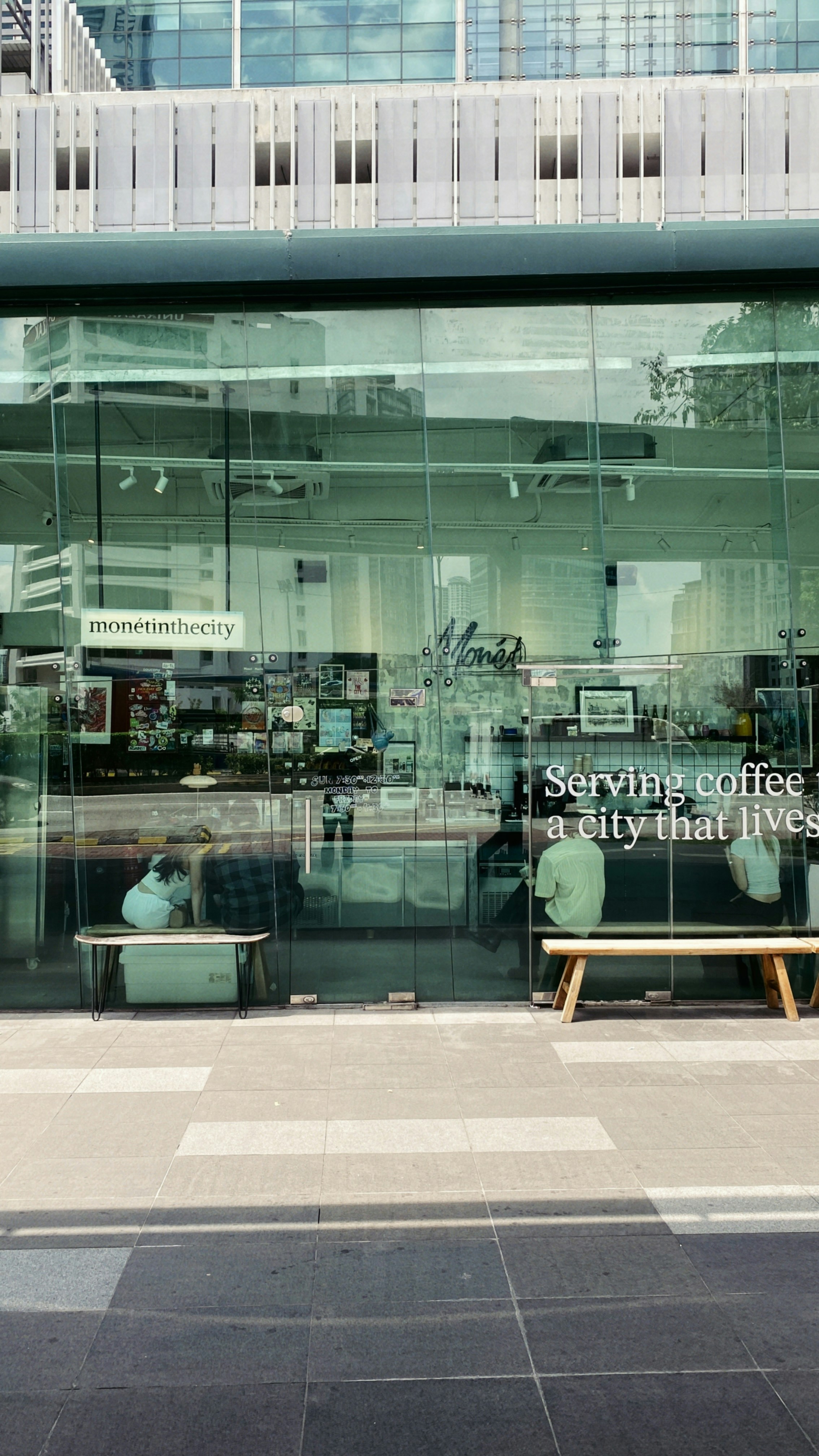 Escaparate moderno con ventanas de vidrio y bancos al aire libre