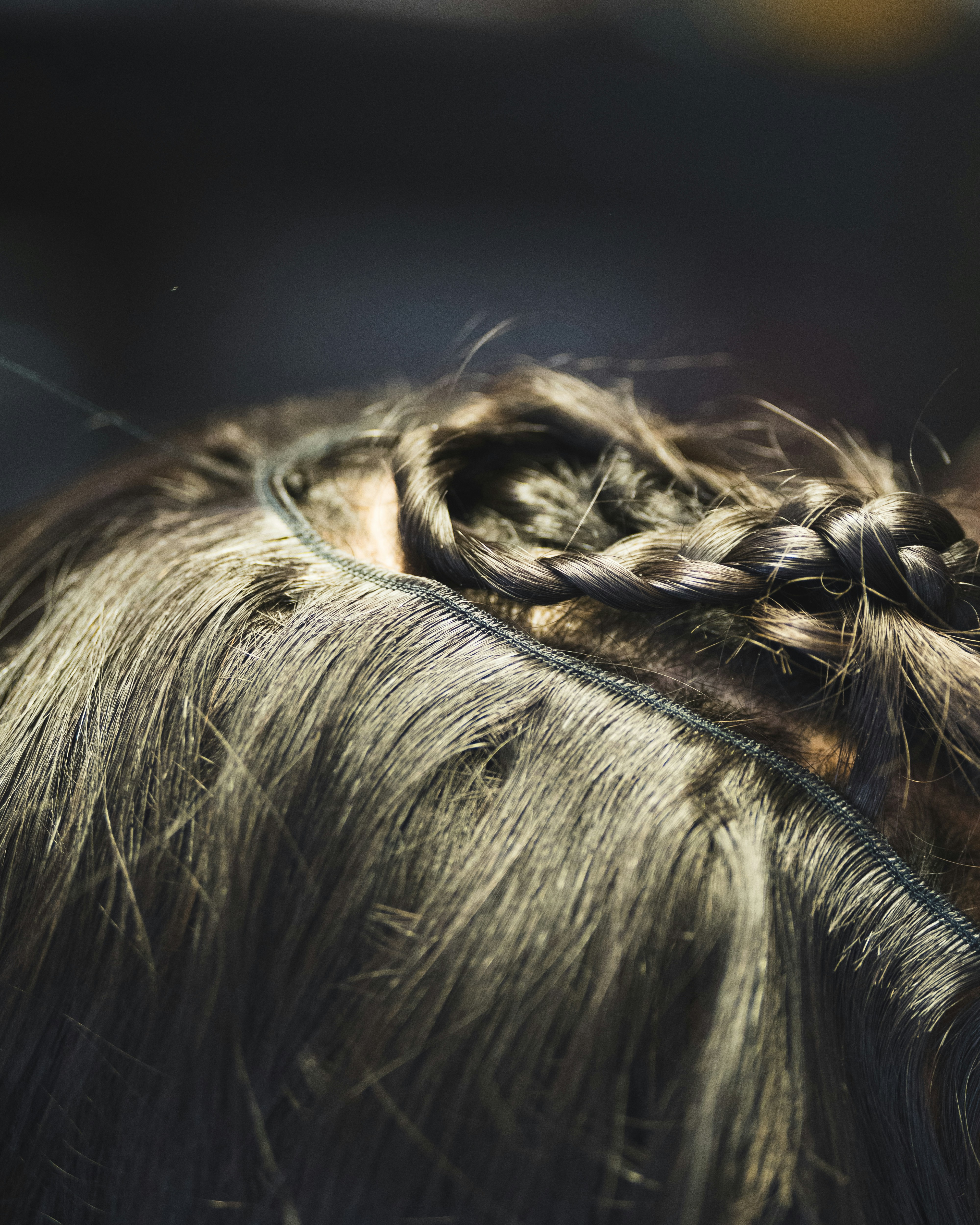 Nahaufnahme einer geflochtenen Frisur mit dunklem Haar.