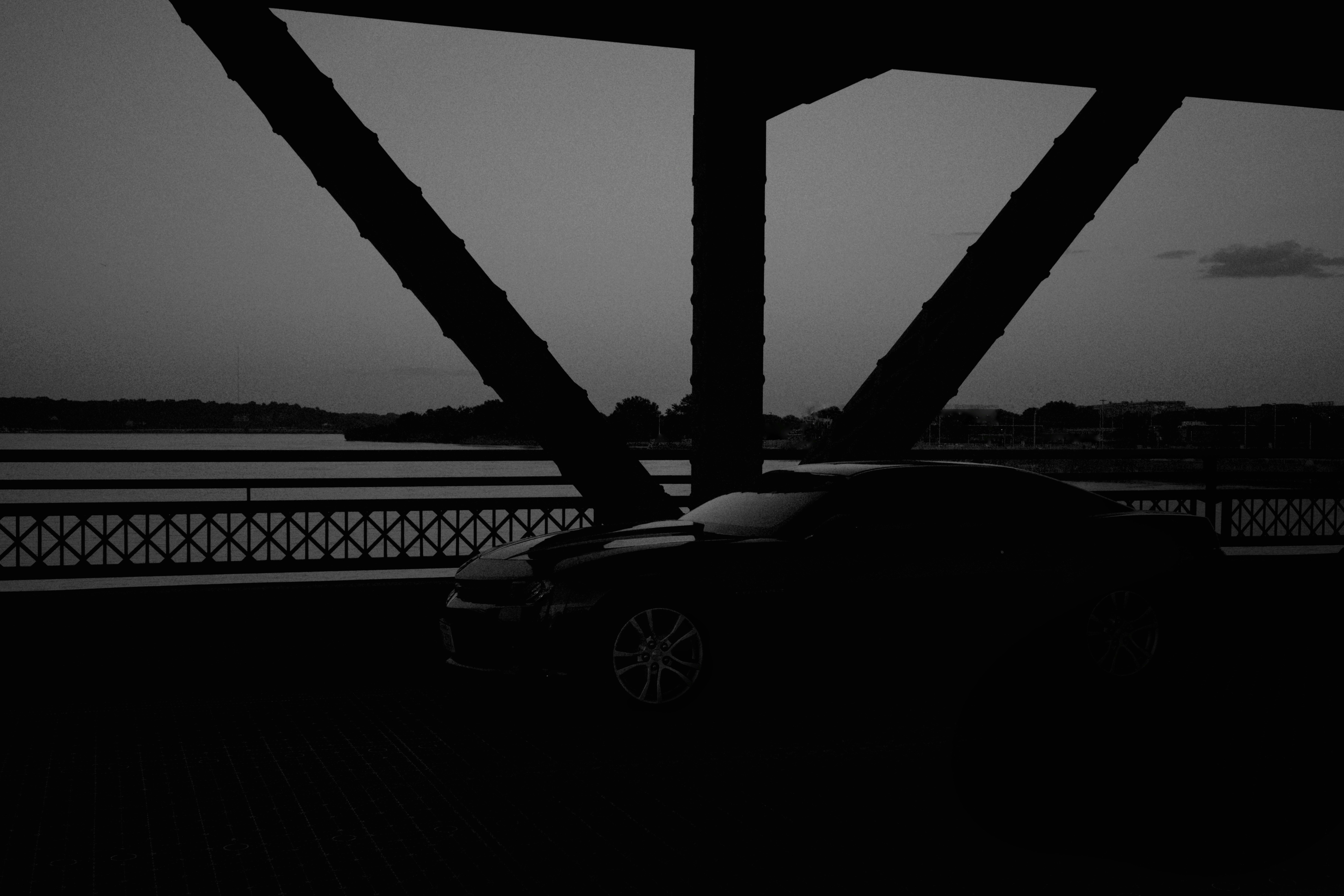 해질녘의 다리 위의 자동차