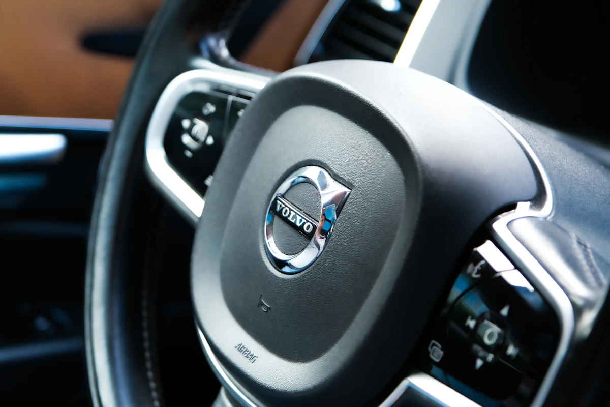 Kierownica i deska rozdzielcza nowoczesnego Volvo