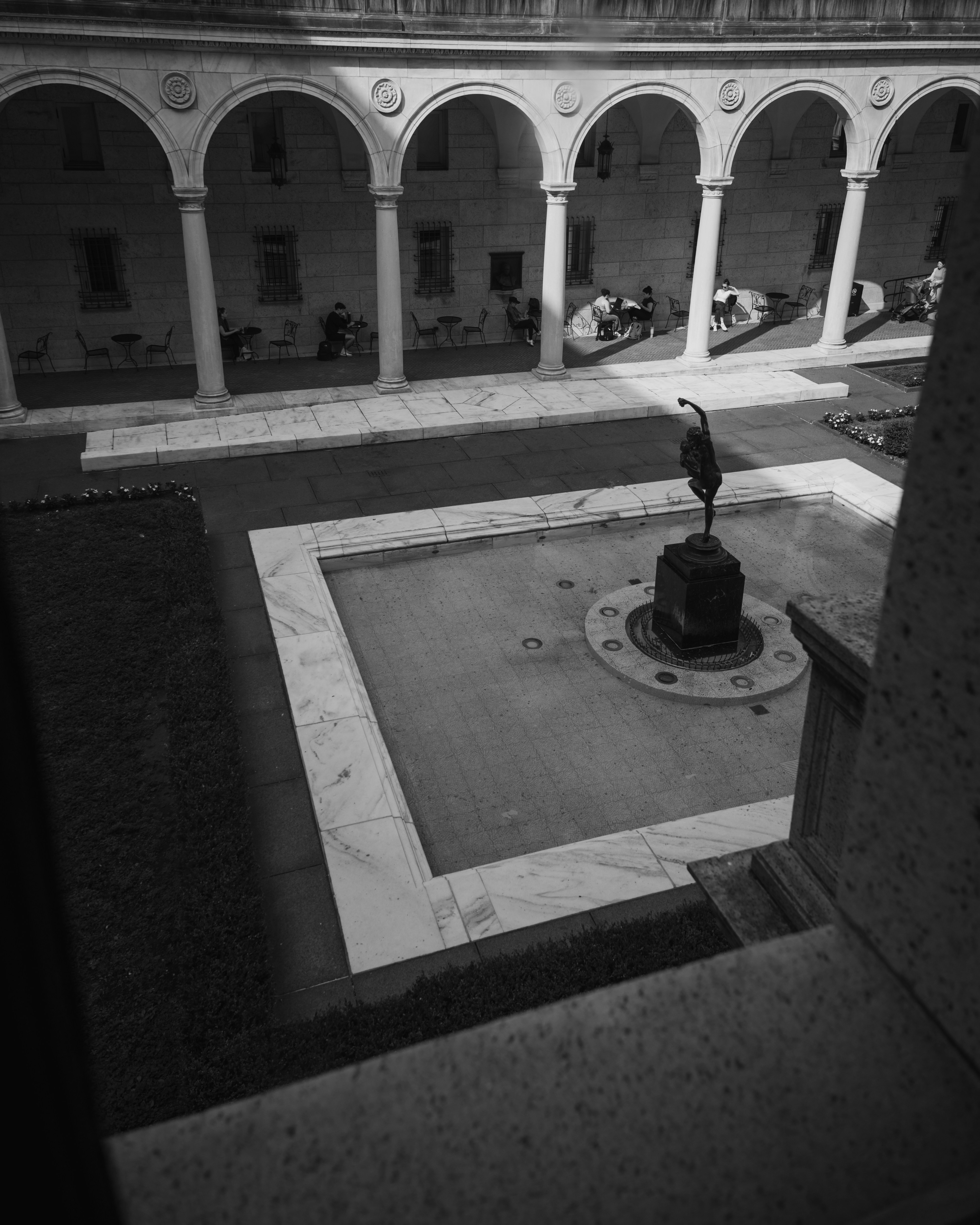 Pátio com fonte e colunata arqueada