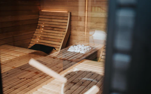 Sauna en bois avec transats et pierres chaudes