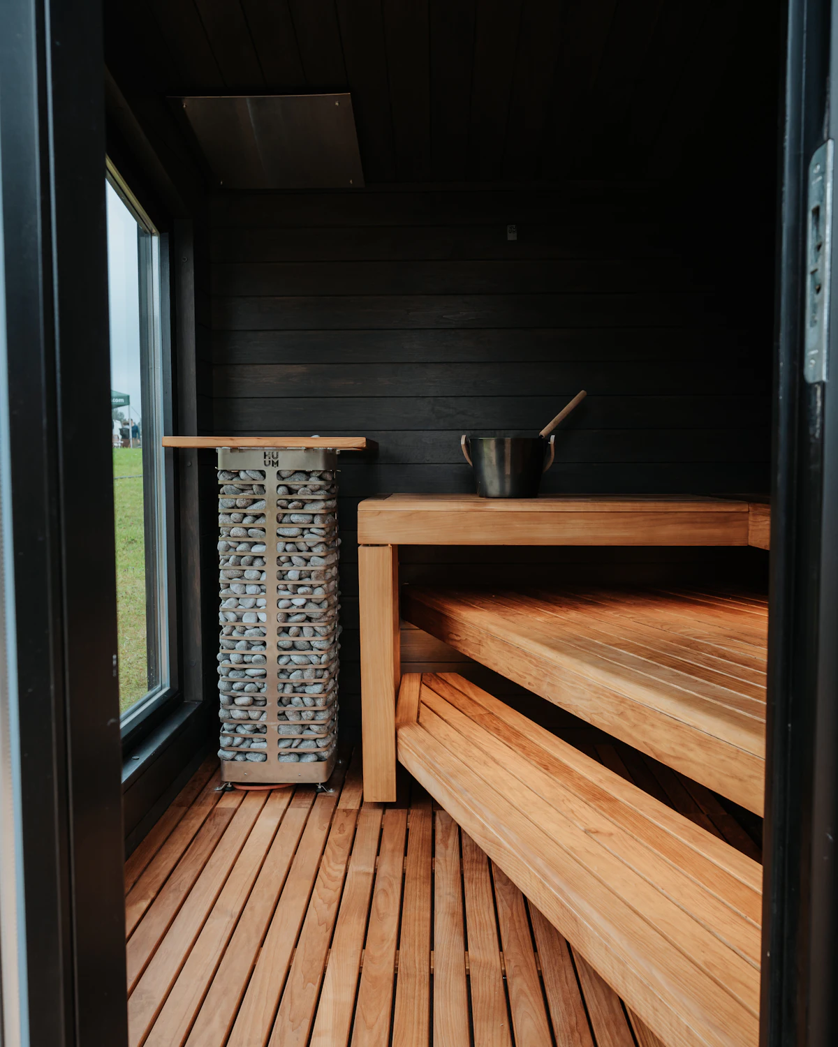 Sauna en bois avec poêle à pierres