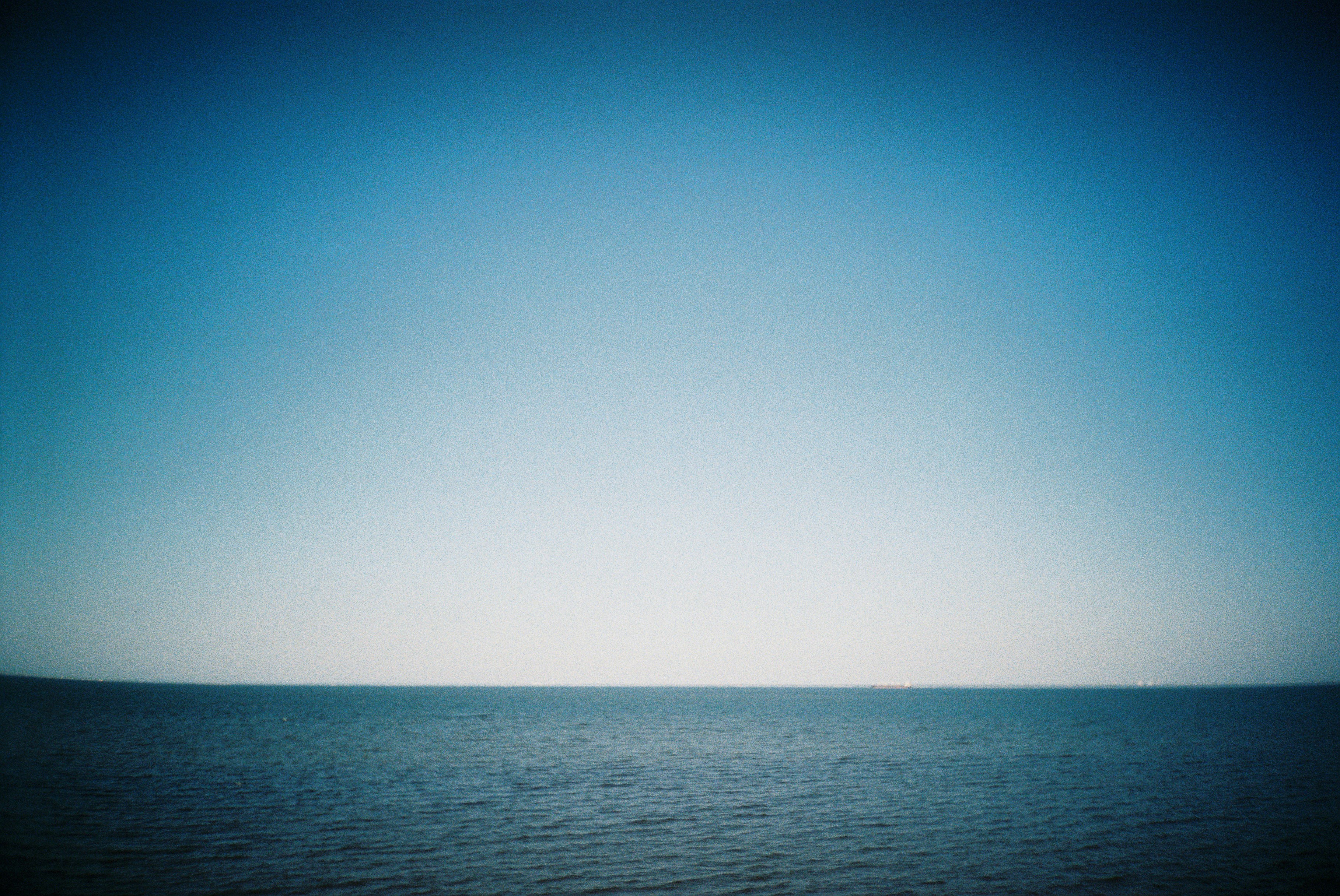 Un vaste océan rencontre un horizon de ciel bleu clair