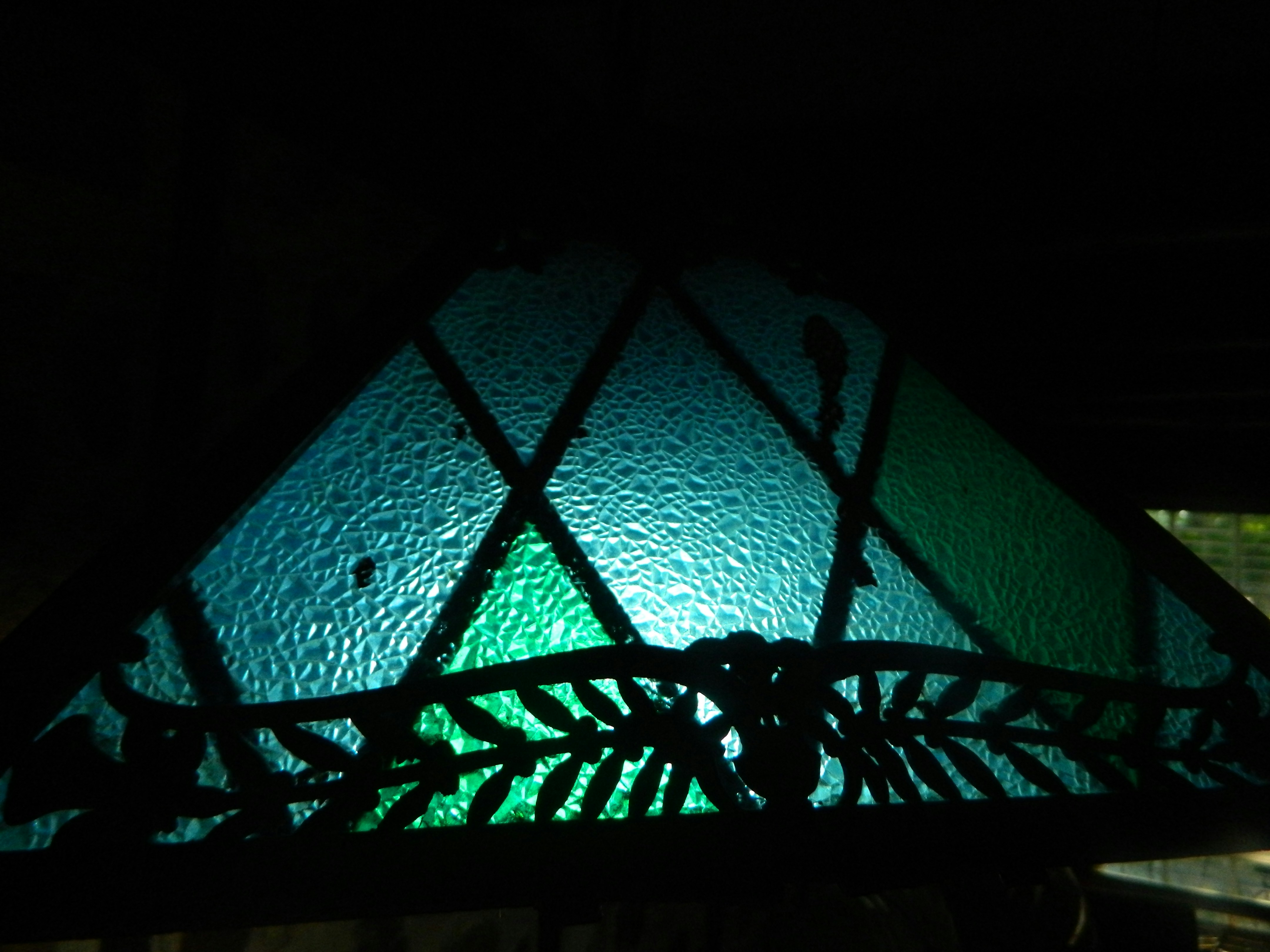 Um abajur de vitral com padrões geométricos.