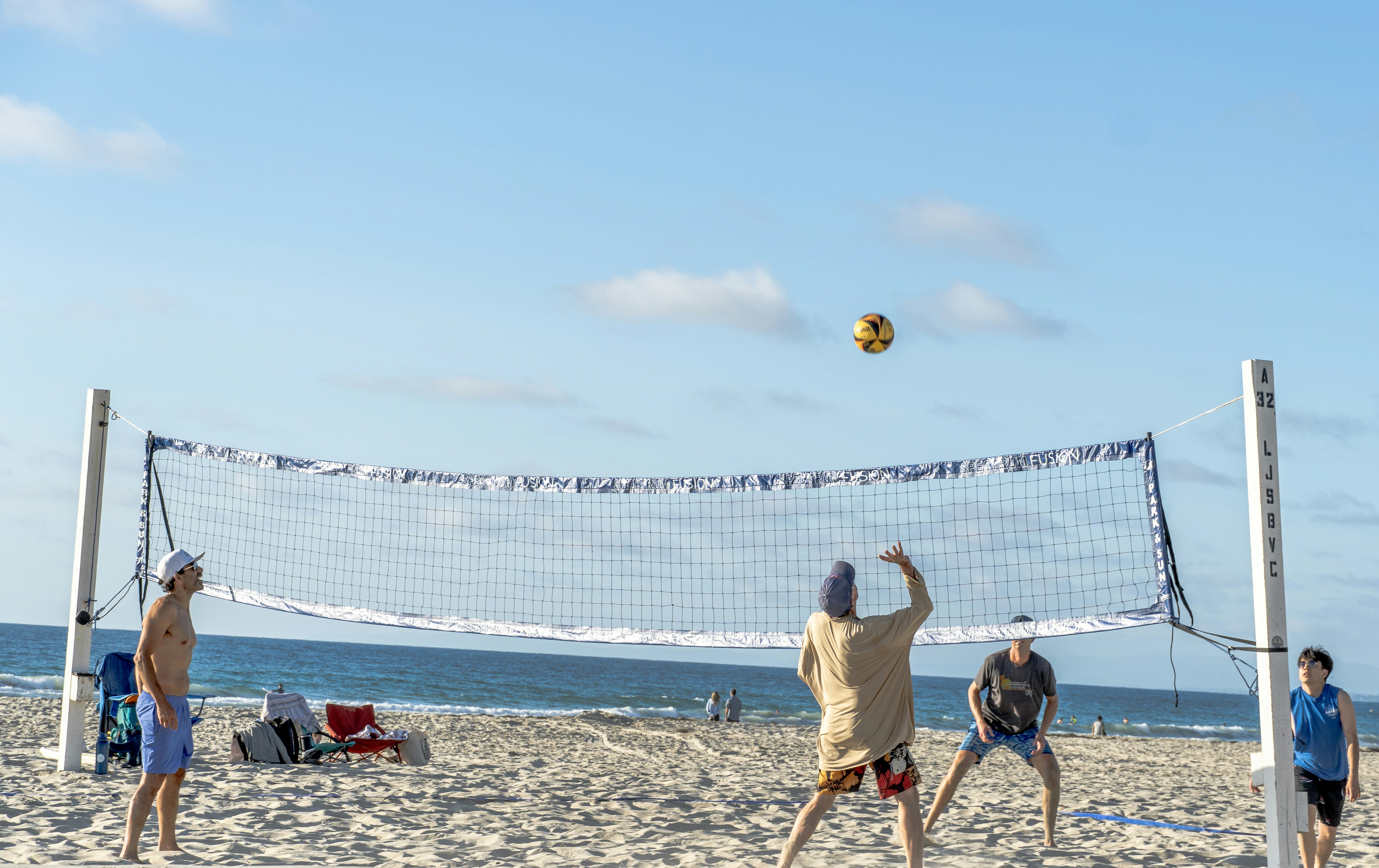 Han träffar lagkamraten rakt i ansiktet: En knockout av episka proportioner!