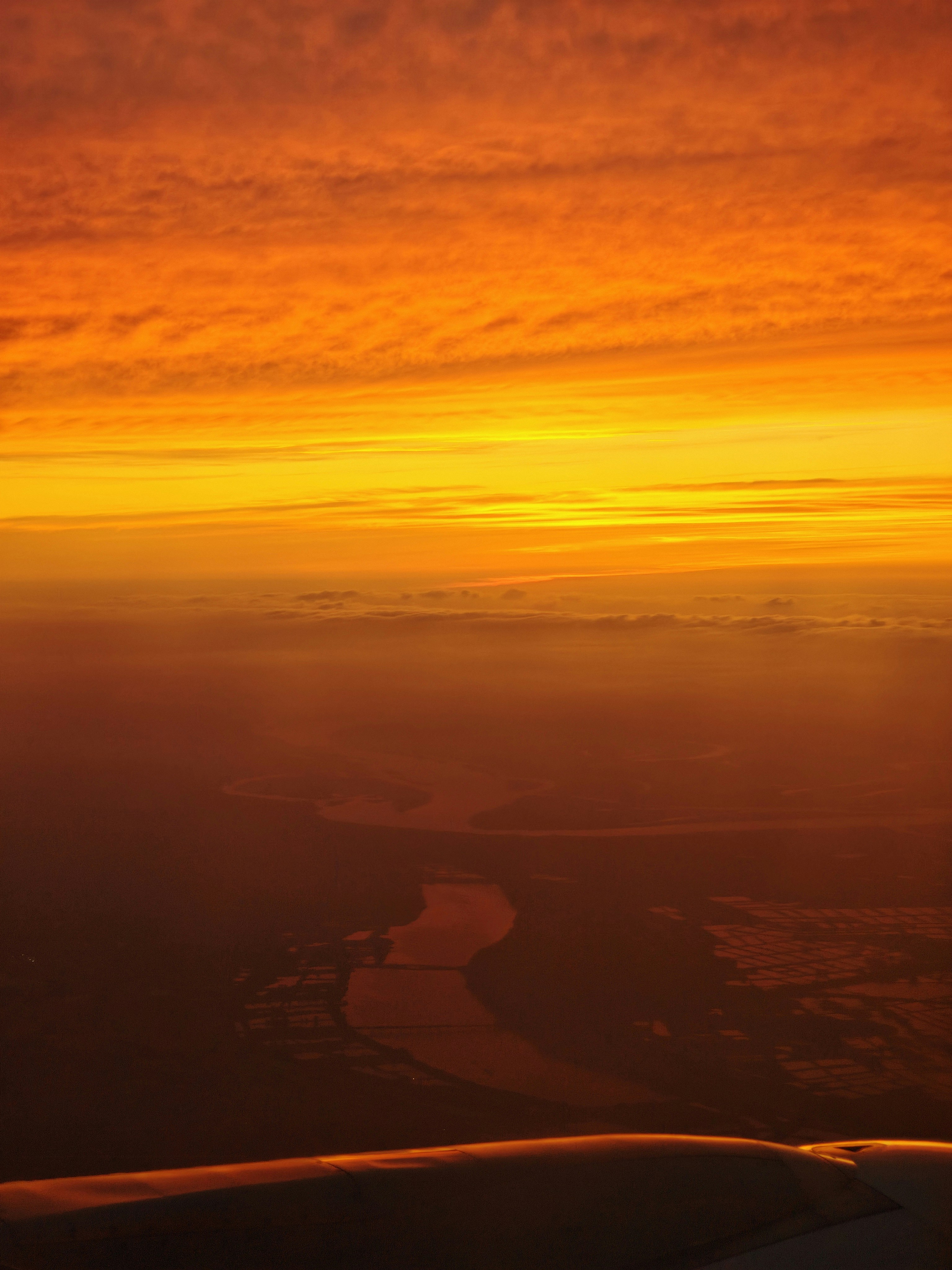 Ciel orange vif sur le paysage au coucher du soleil