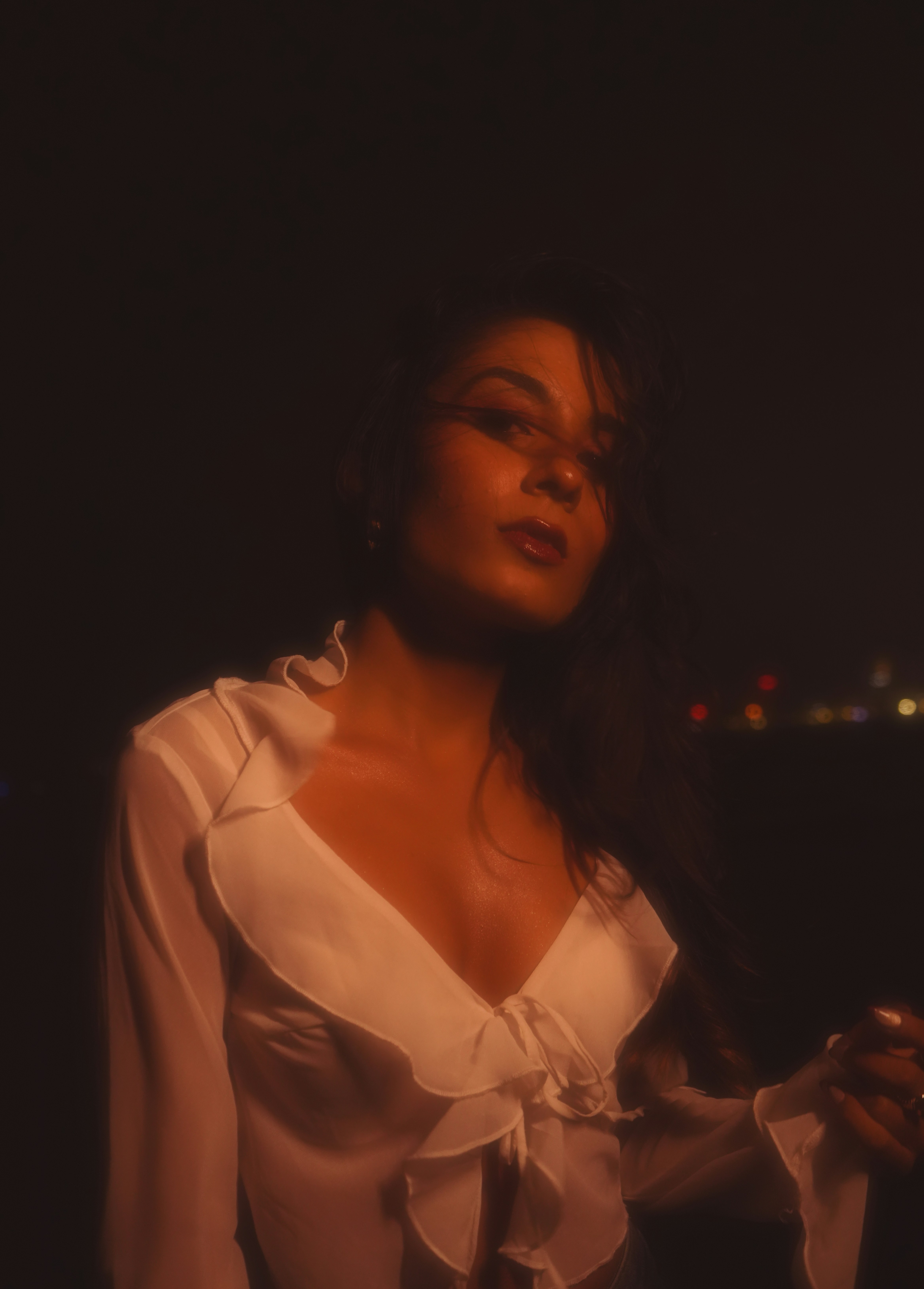 Frau in weißer Rüschenbluse bei Nacht