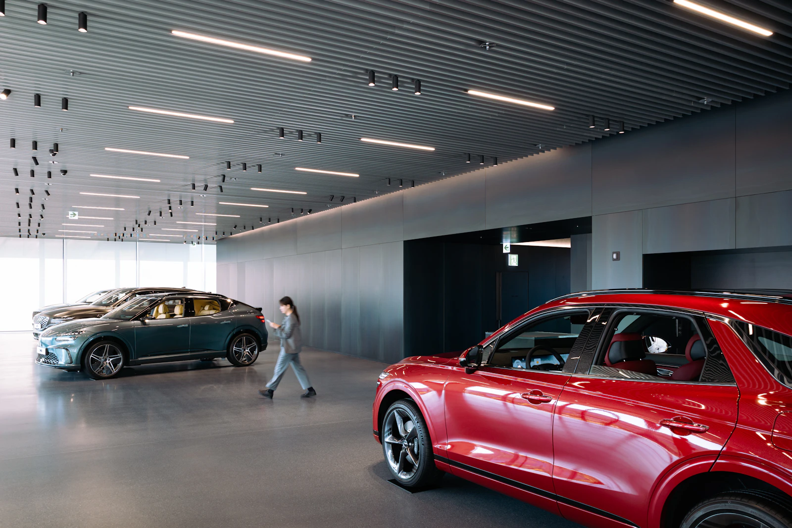 Voiture exposée dans une salle de montre automobile