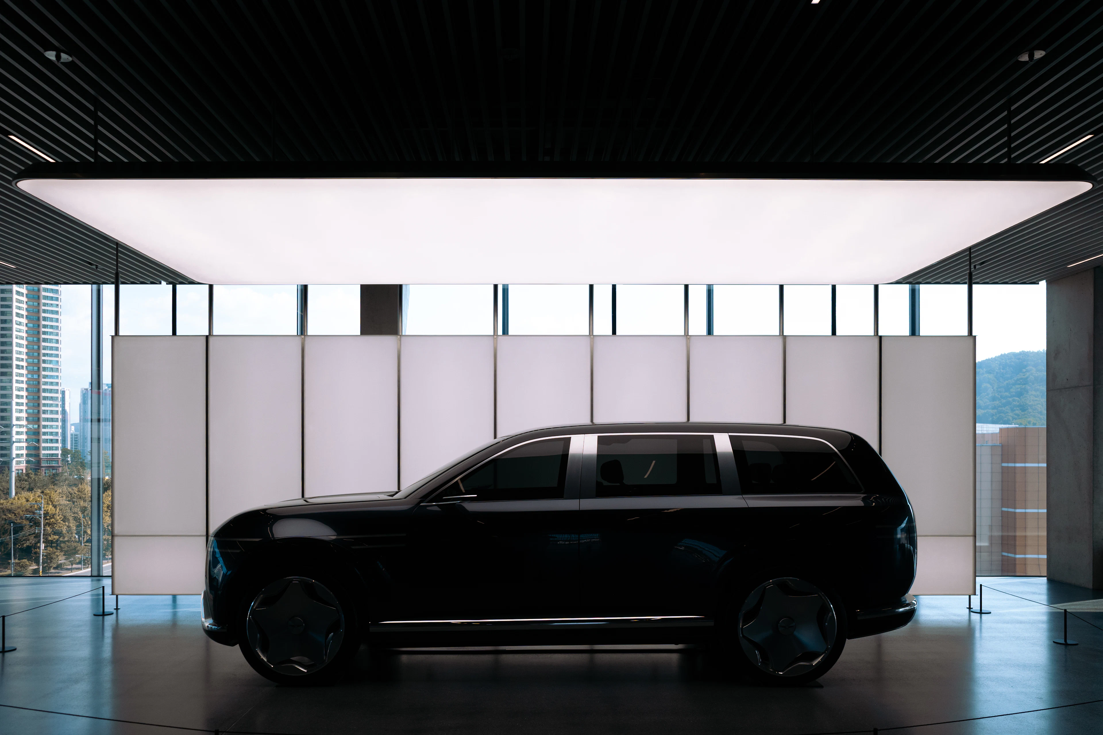 Un SUV fraîchement traité sous un éclairage de showroom