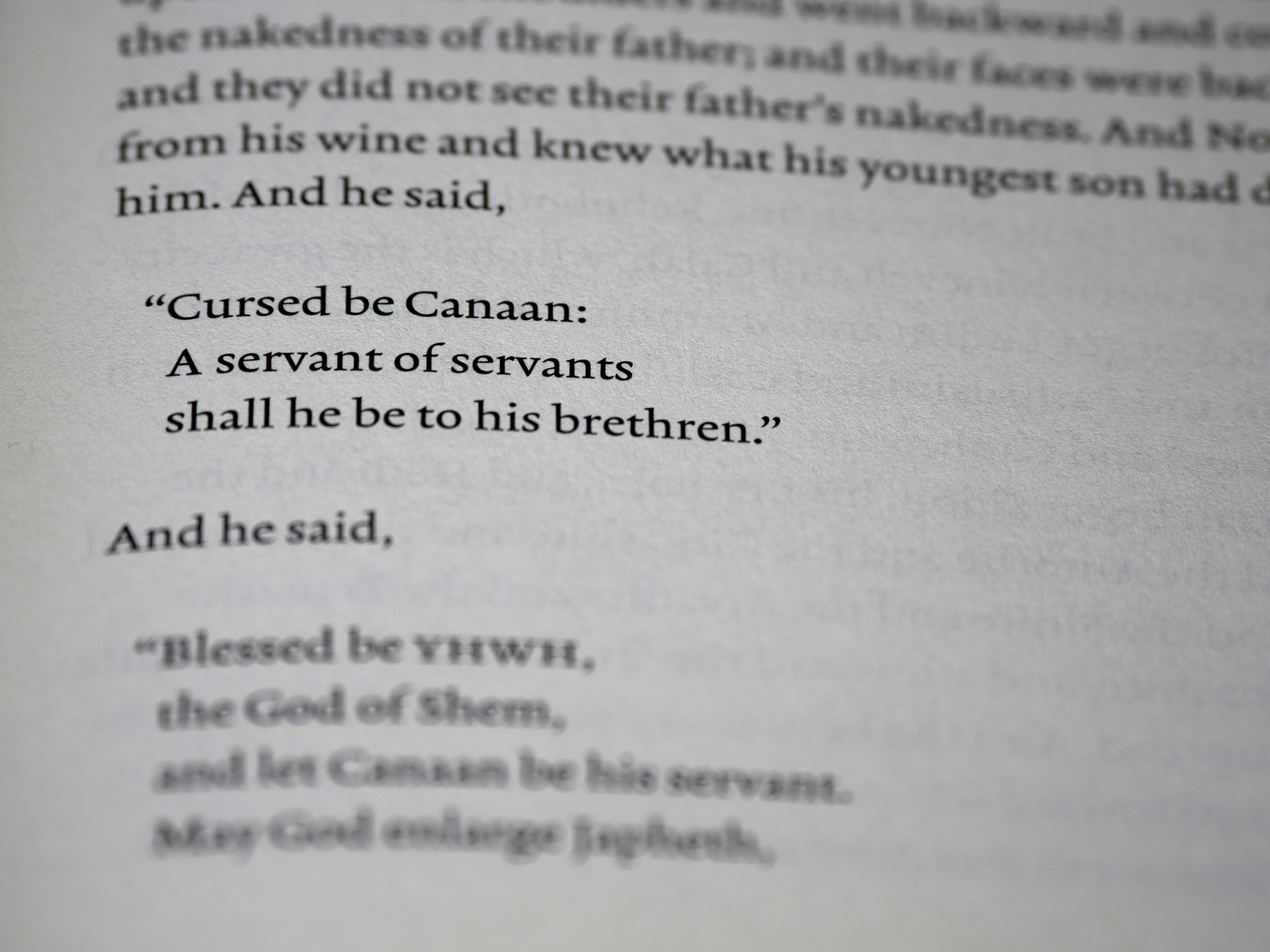 성경 구절이 포함된 책의 텍스트.