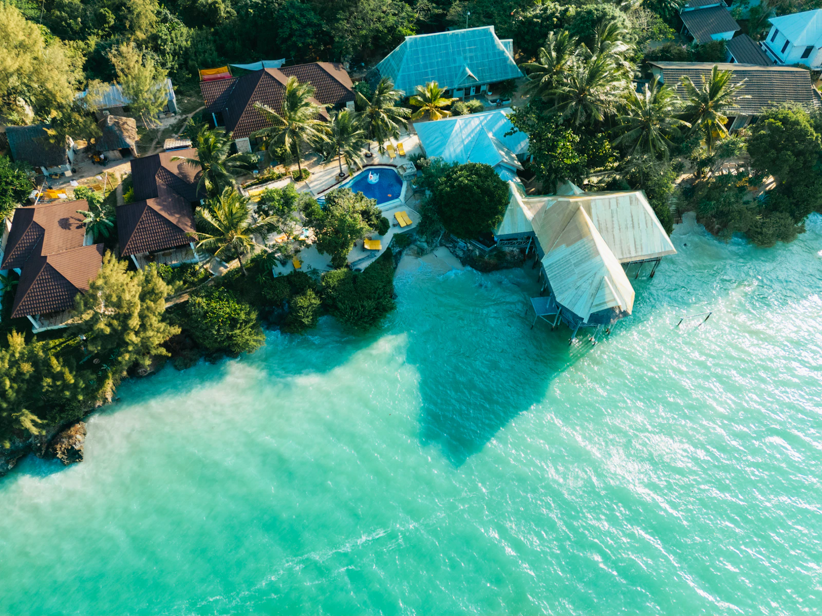 Resort tropical frente a las aguas turquesas de Zanzíbar
