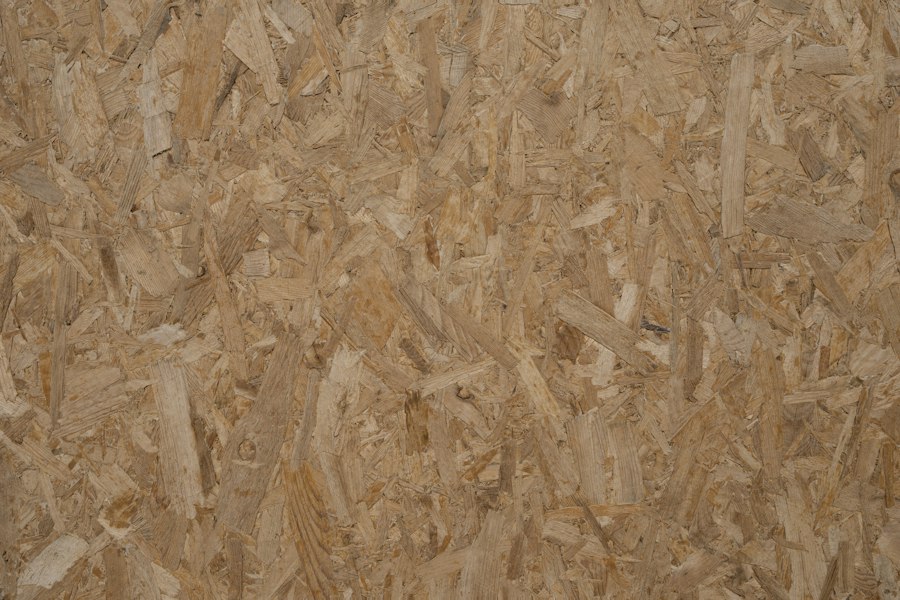 Nahaufnahme einer Holzwerkstoffplatte mit sichtbaren verpressten Spänen