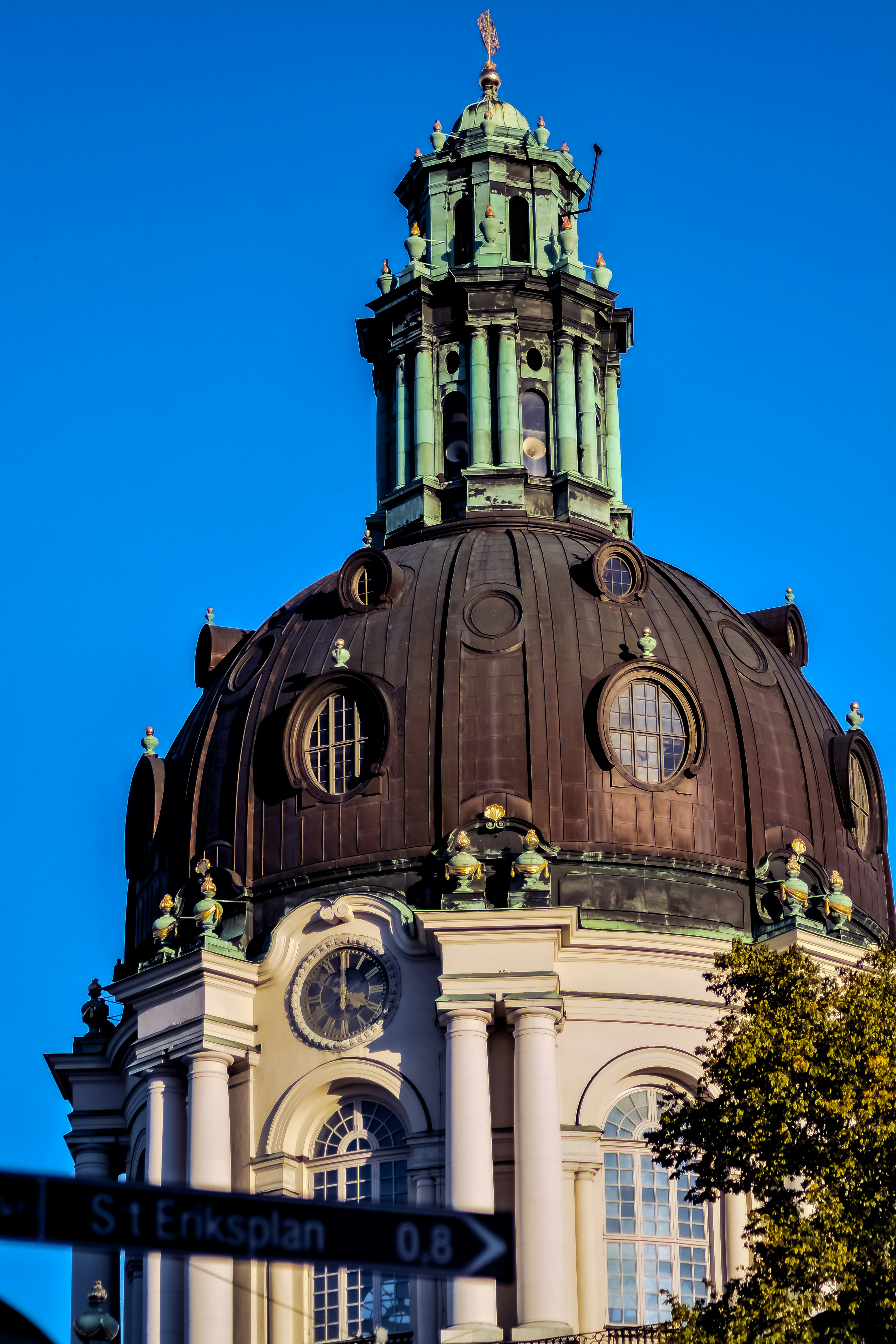 Dôme d’église orné contre un ciel bleu clair.