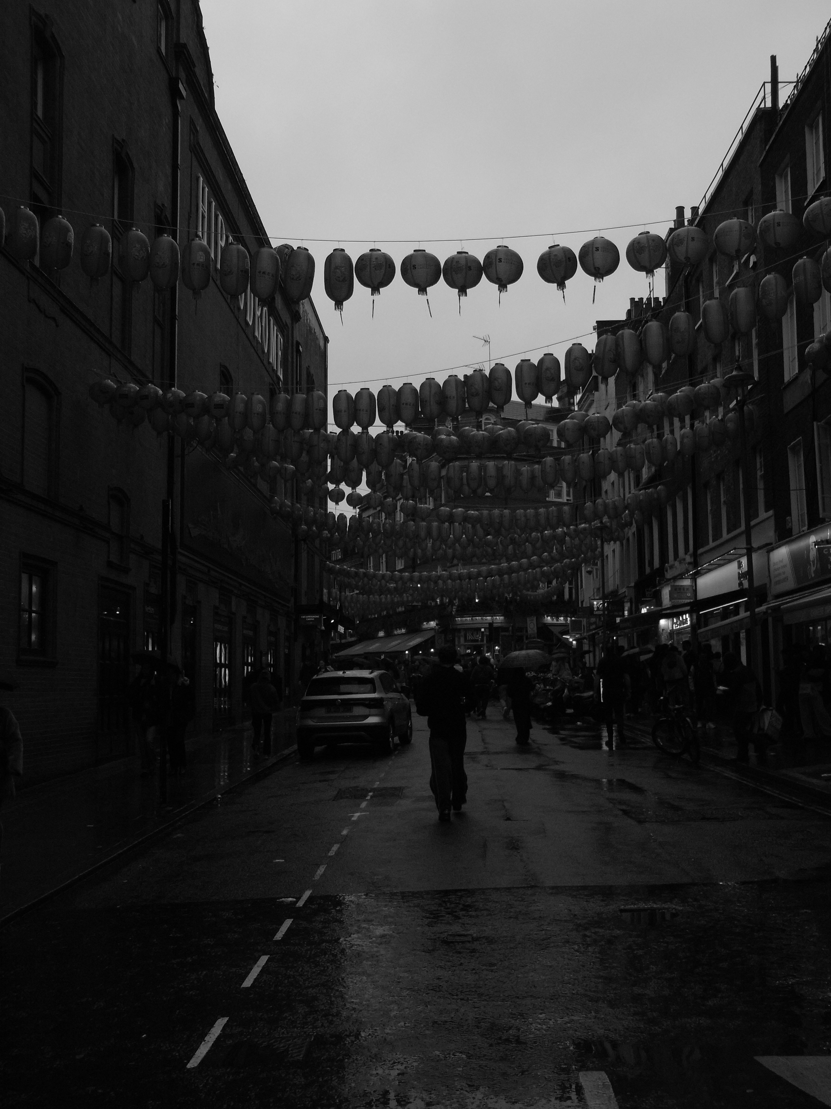 Strada fiancheggiata da lanterne in una giornata piovosa