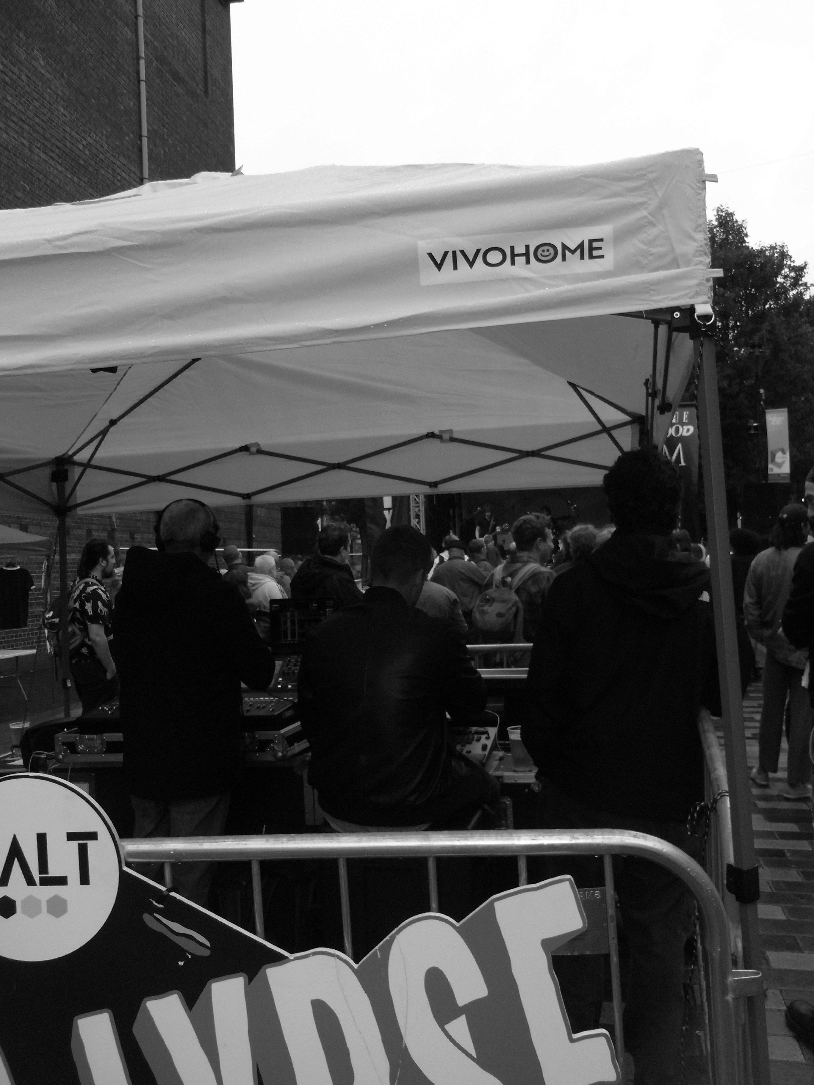 Le persone si sono riunite sotto una tenda durante un evento all'aperto.