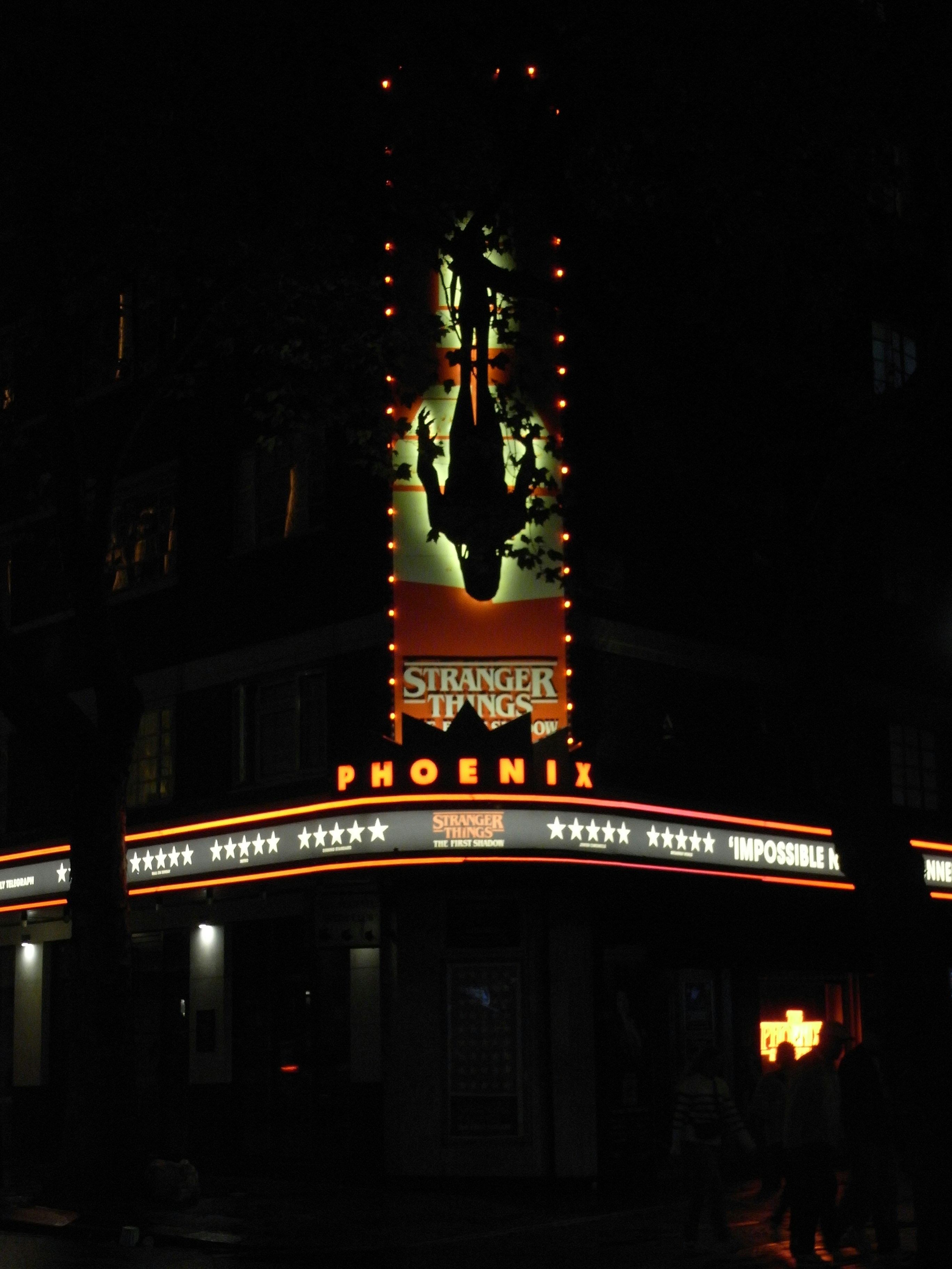 Stranger Things firma sul teatro di fenice di notte