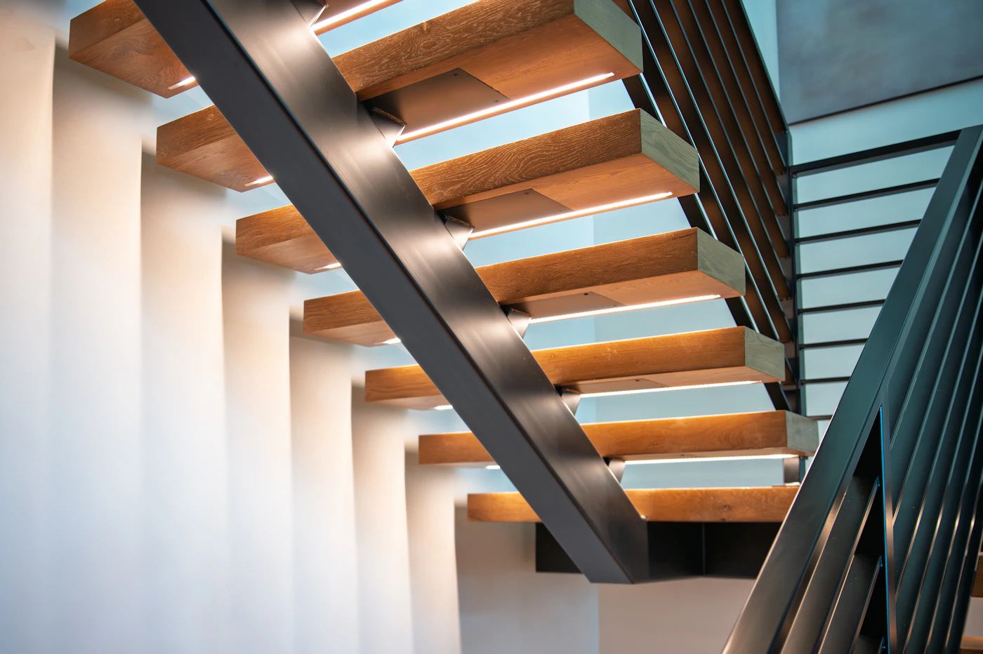 Floating oak staircase, steel monobeam, integrated lighting
