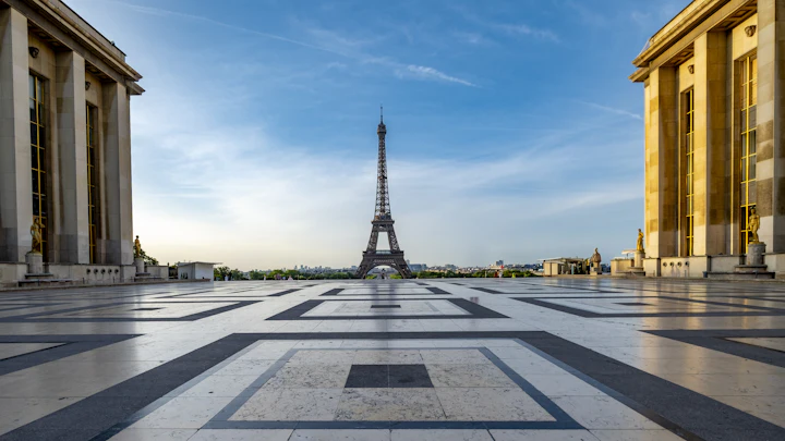 La Tour Eiffel dans l'axe de l'esplanade du Trocadéro