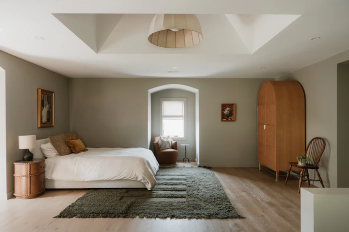 Eingebauter Massivholzschrank im Schlafzimmer