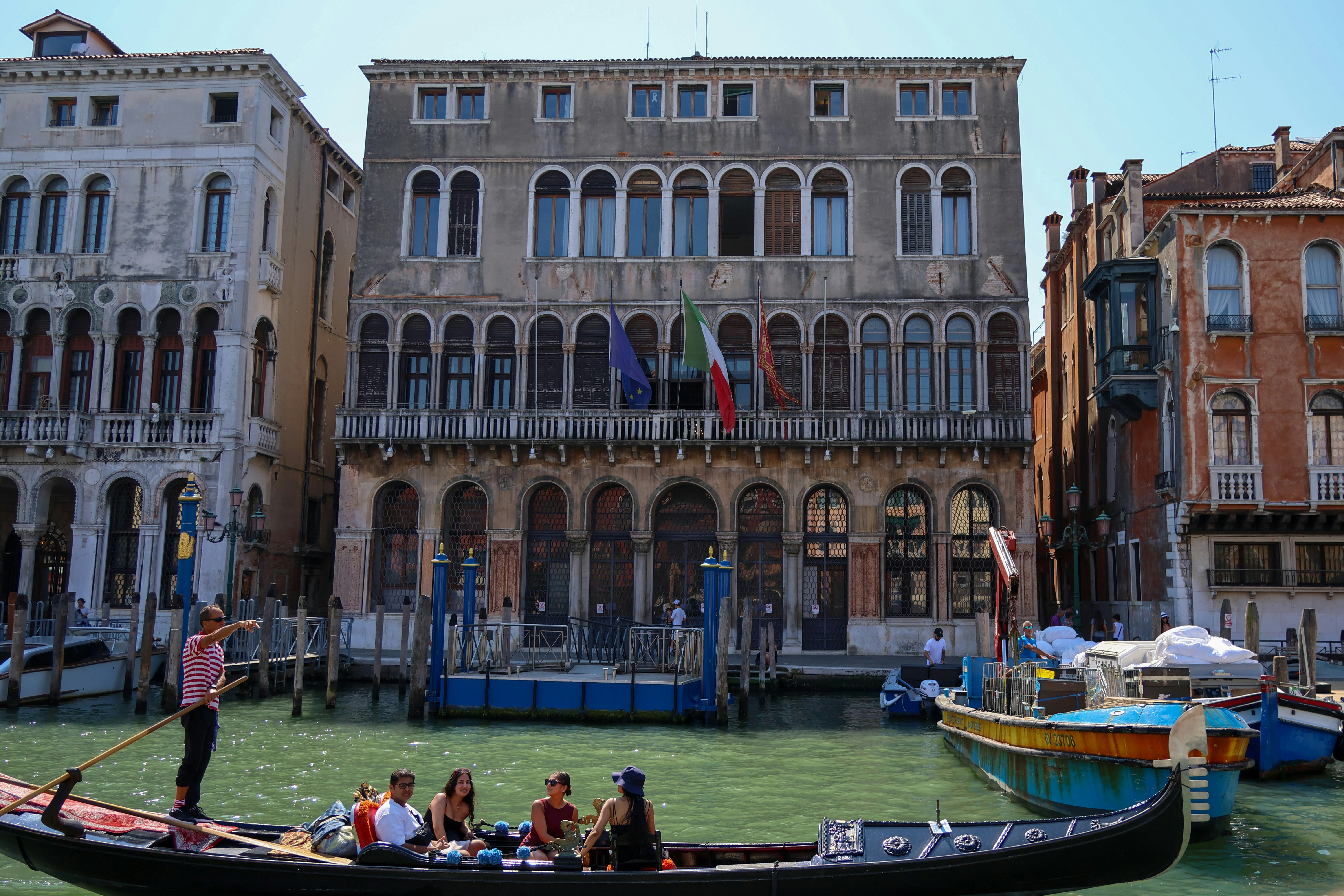 Gôndola no canal em frente a edifícios venezianos históricos.