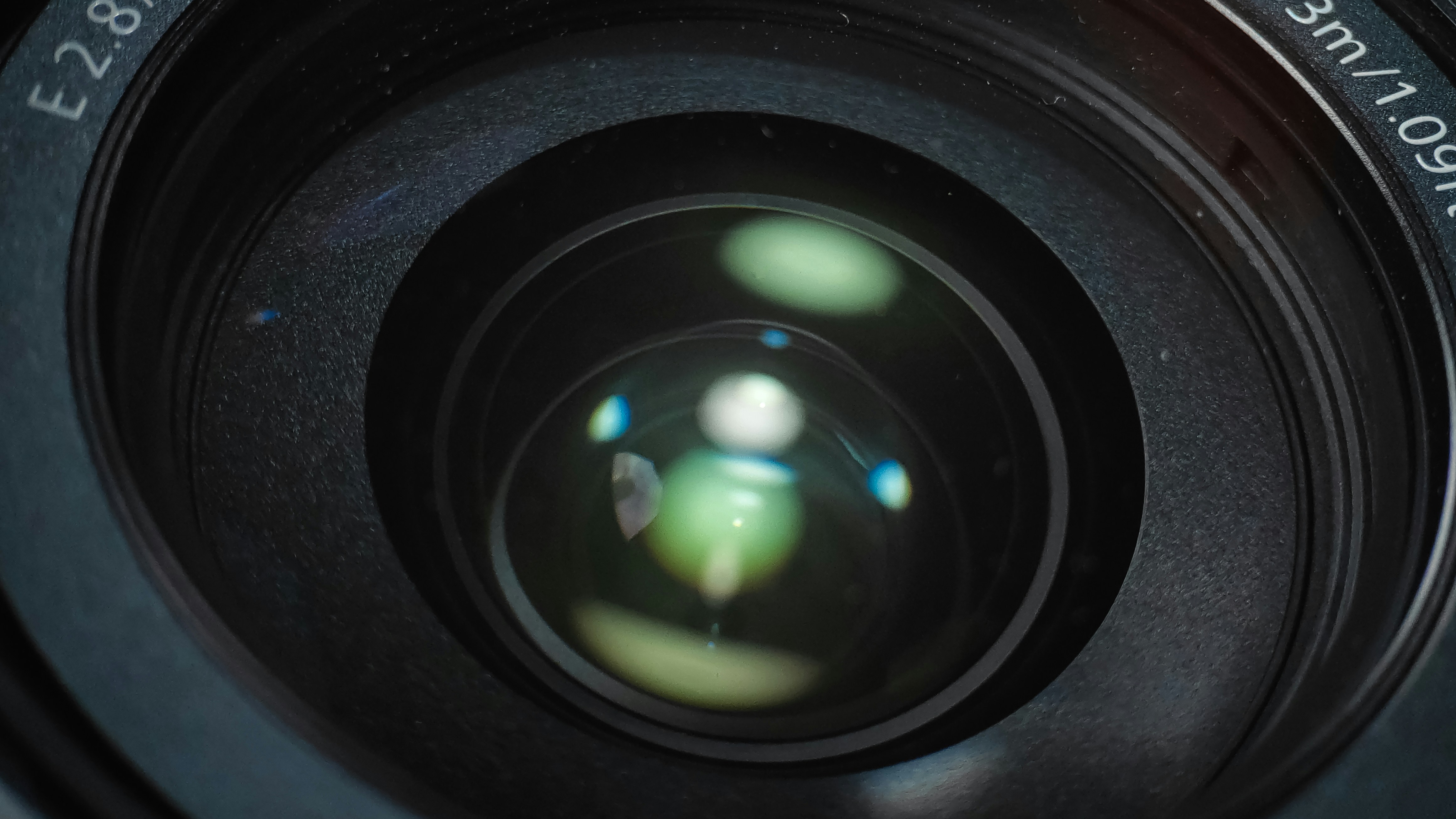 Nahaufnahme eines Kameraobjektivs mit Reflexionen.