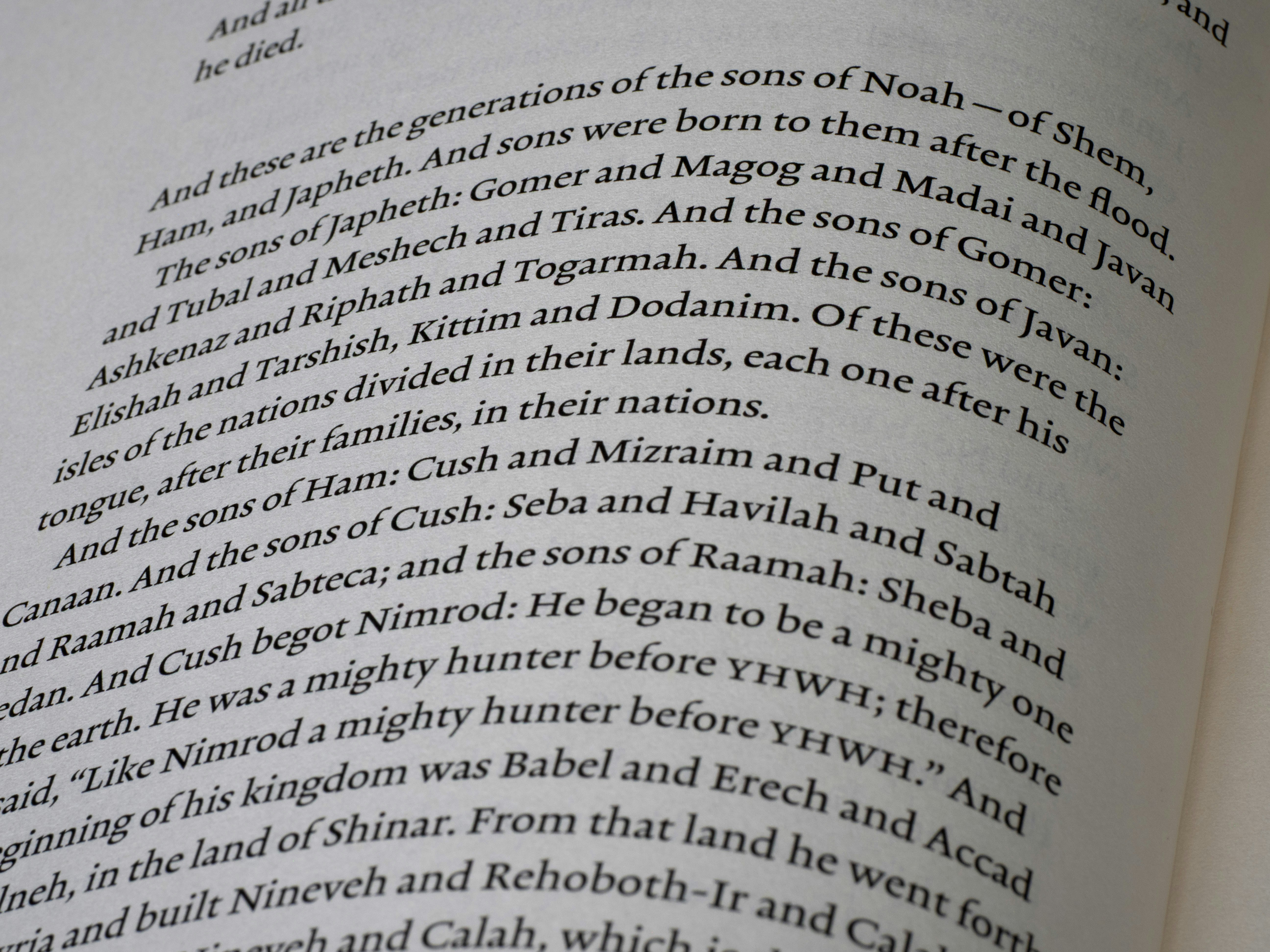 Close-up teks dari buku tentang keturunan Nuh.