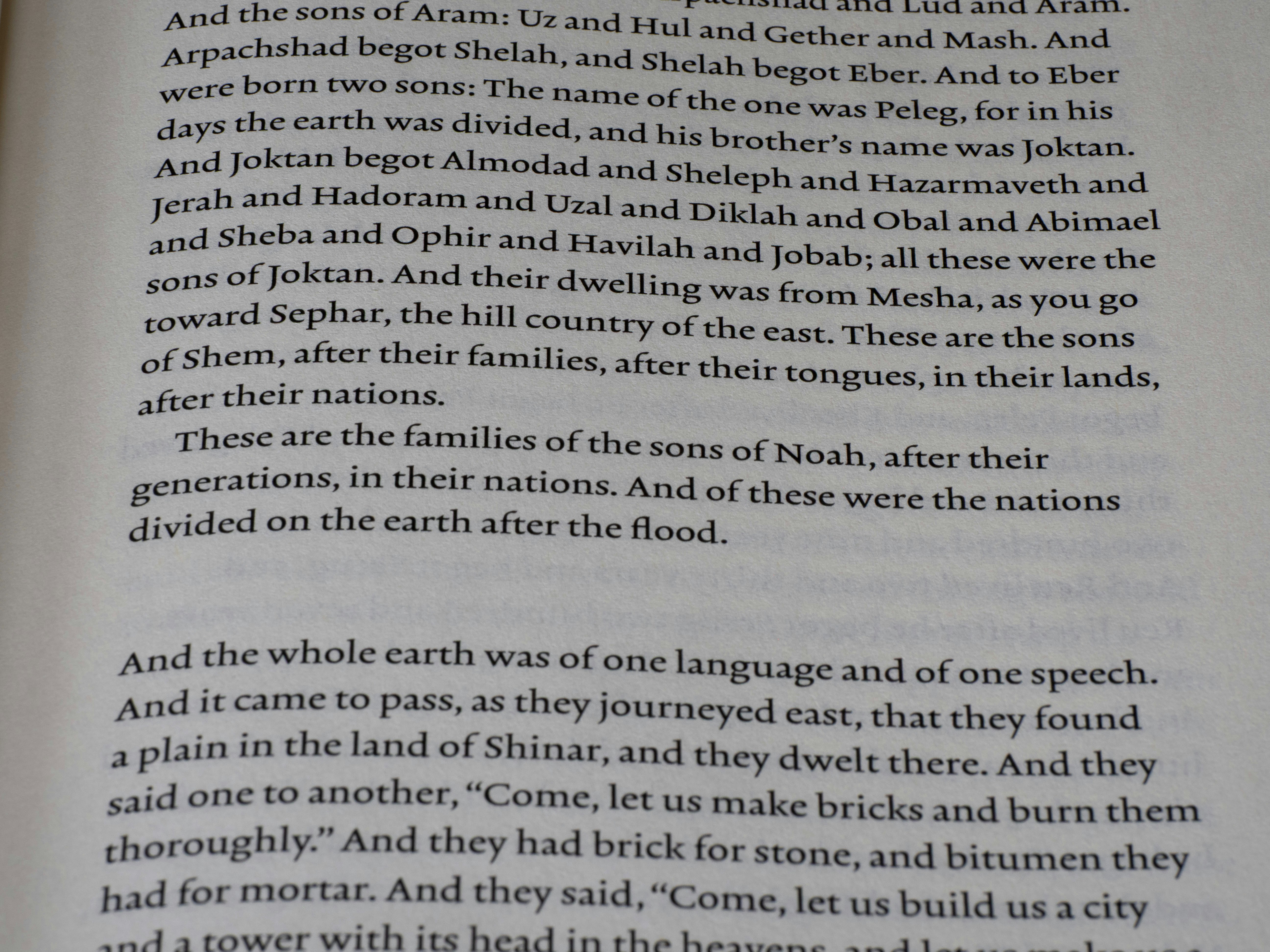 Text aus einem alten Buch mit biblischen Versen.