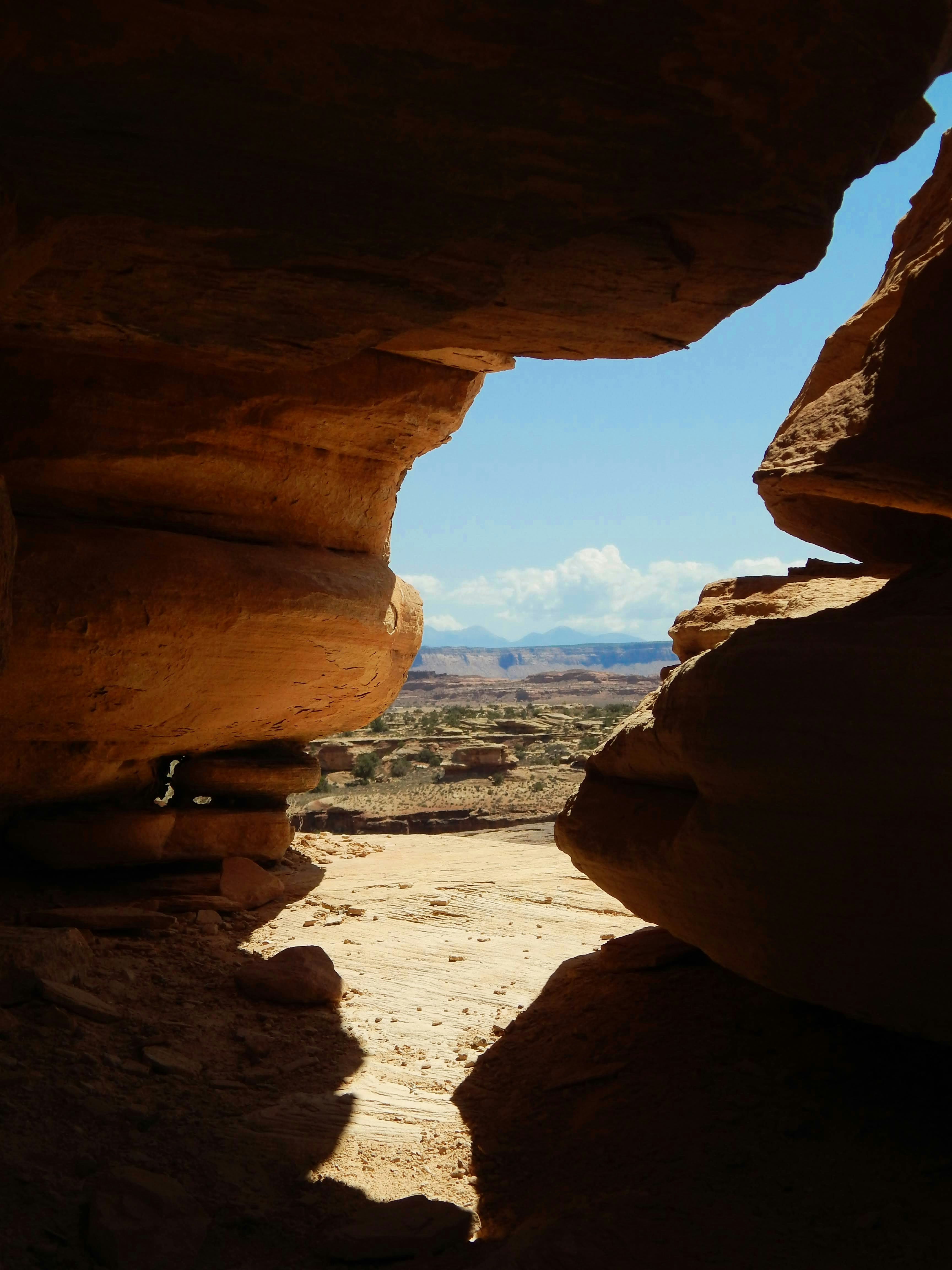 사막 풍경의 암석을 통해 보기