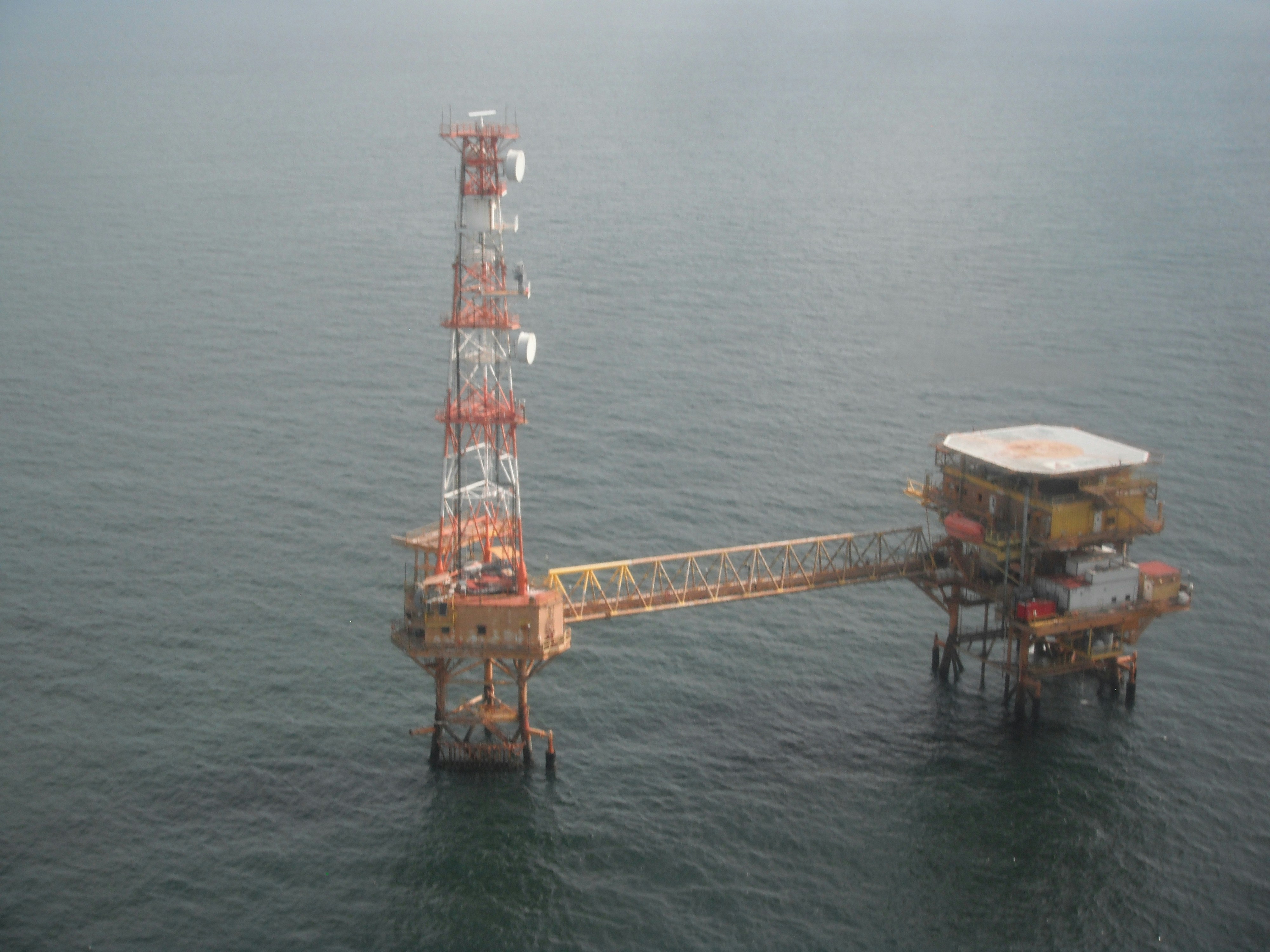 Plataforma de petróleo offshore com manutenção da INDUSTRIO.